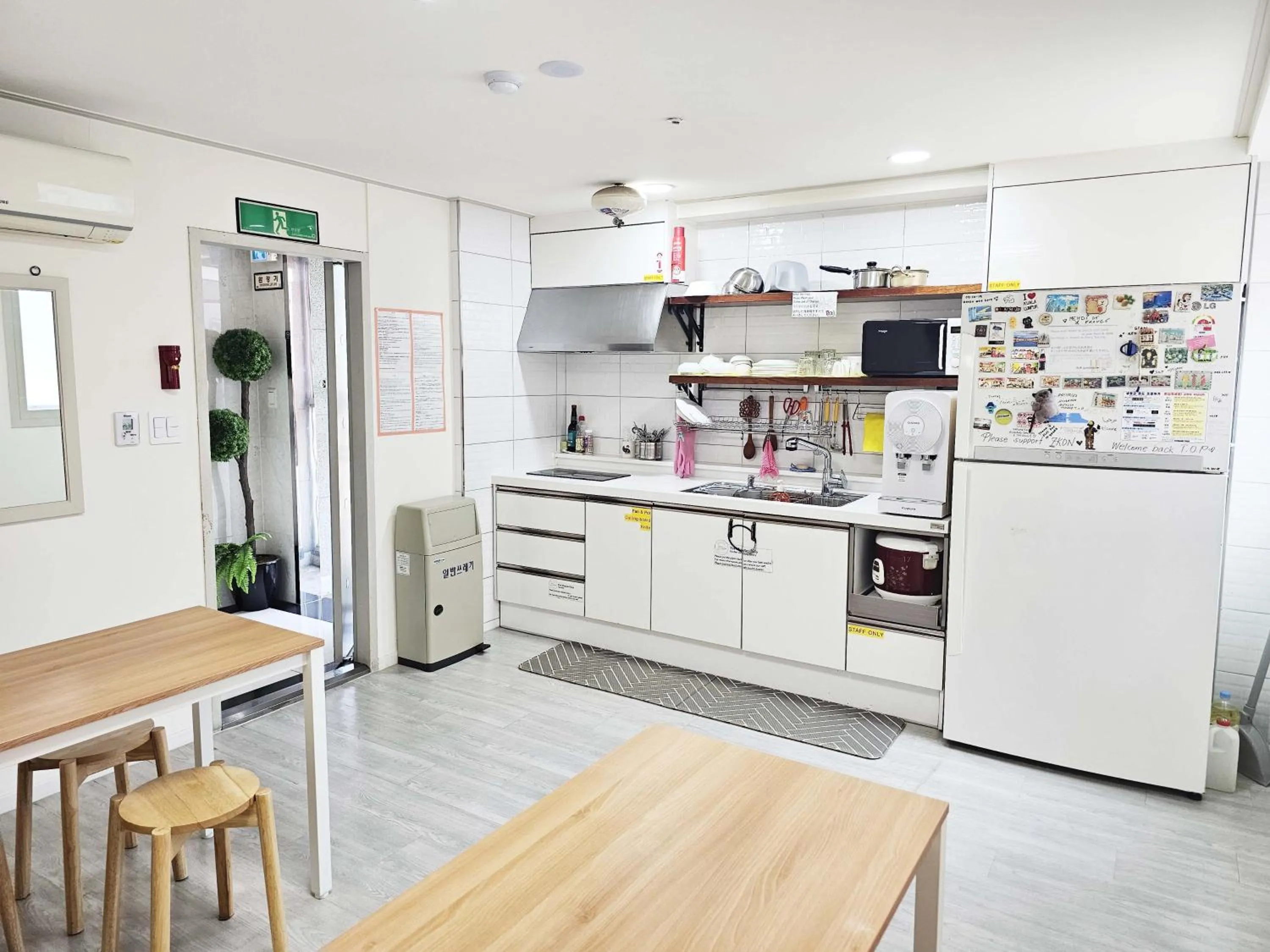 Communal kitchen in BoA Travel House