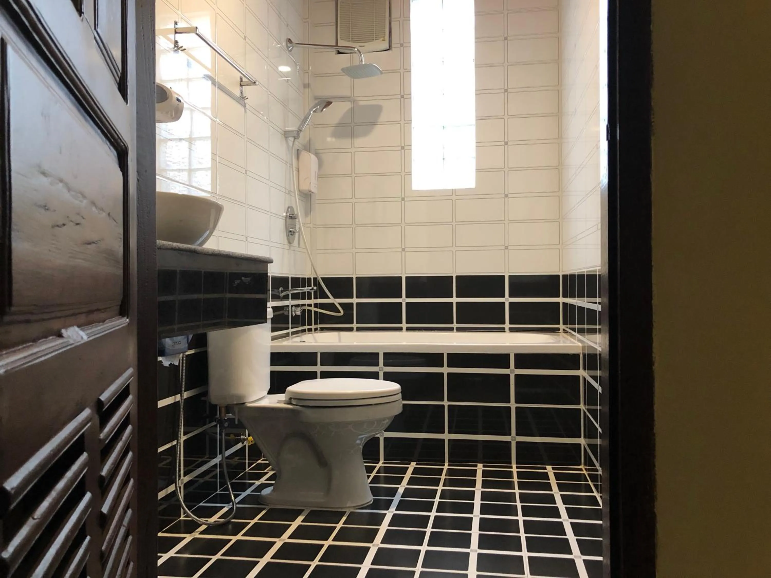 Shower in Villa Mahasok hotel