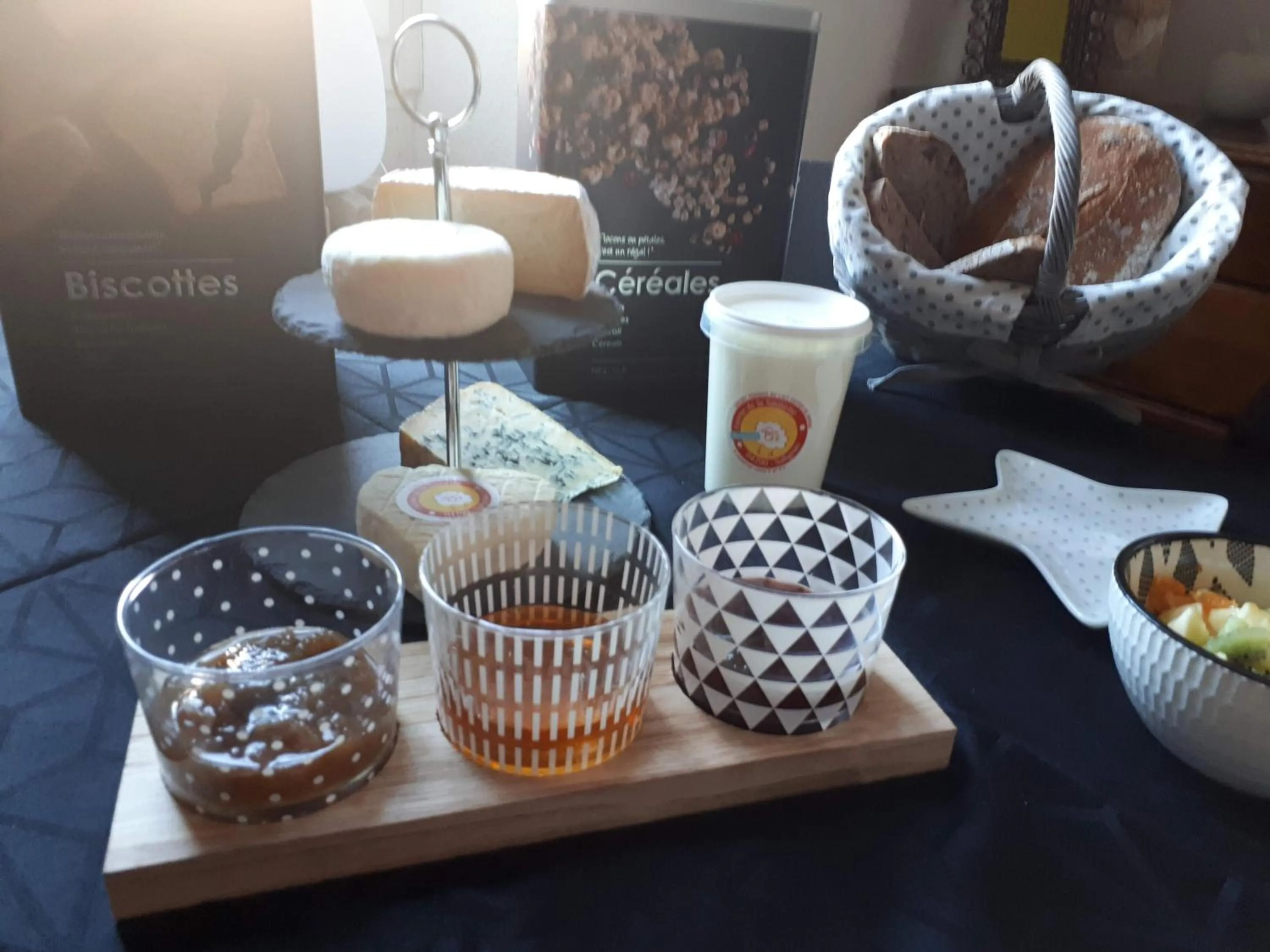 Breakfast in Les MIRABELLES chambres d'hôtes