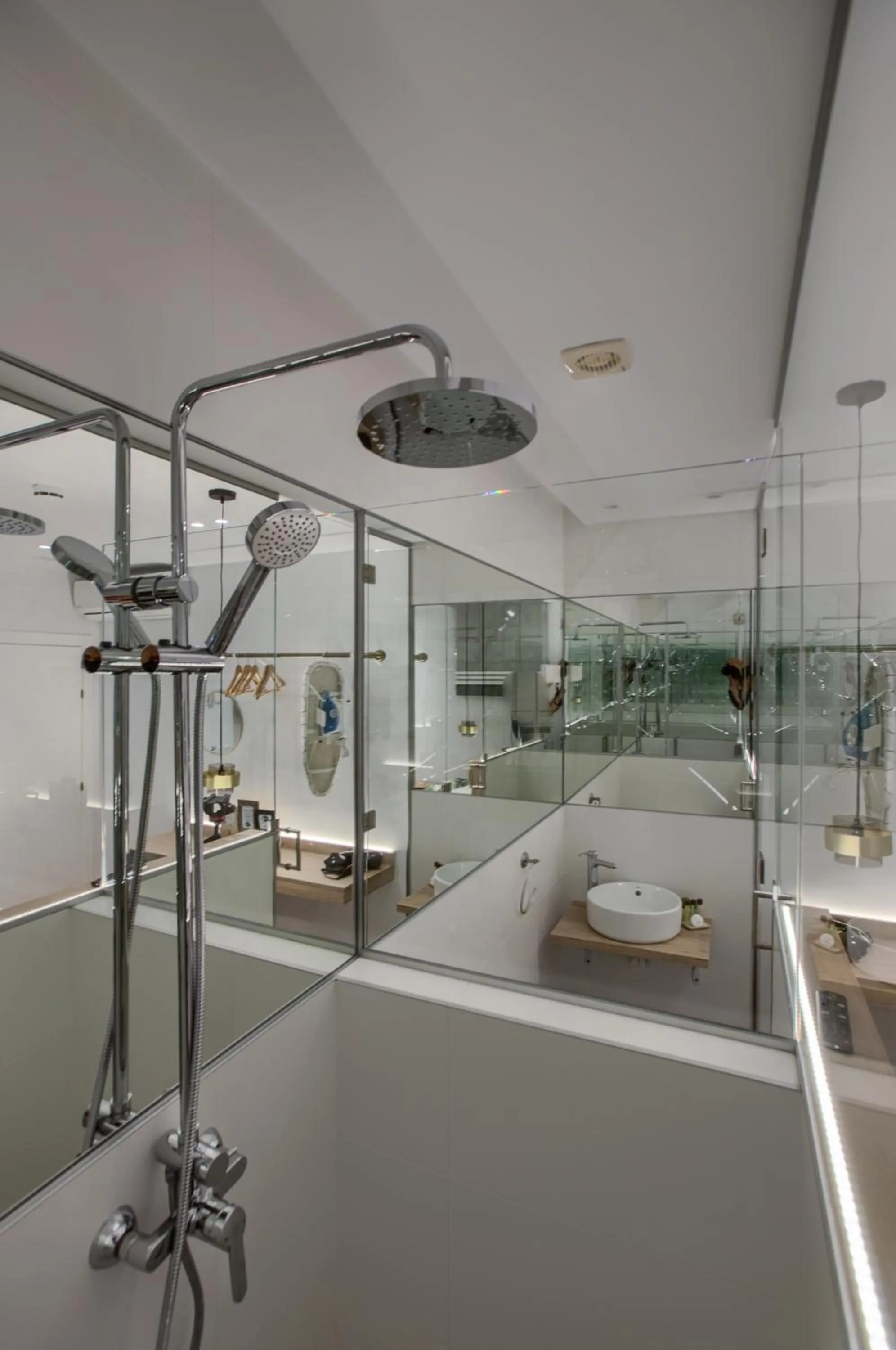 Shower in The Match Madrid