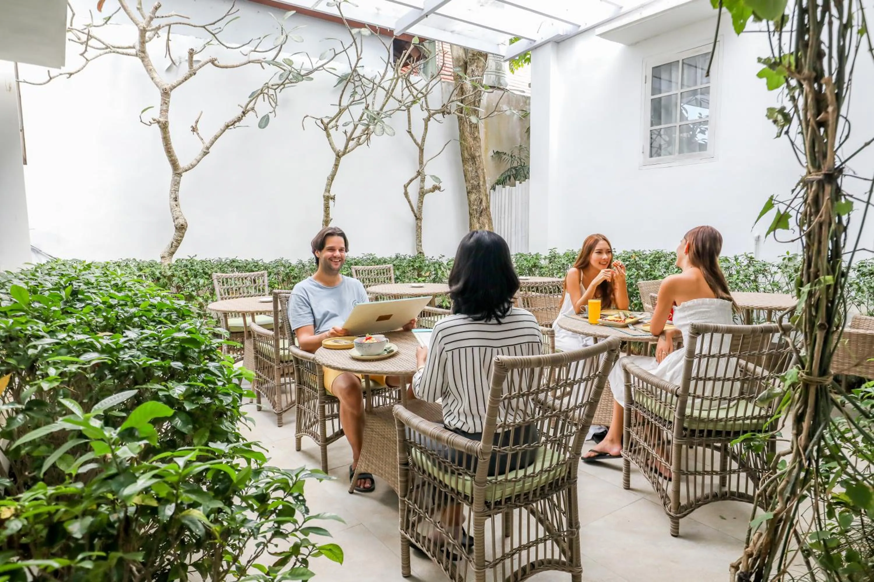 Restaurant/places to eat in Umalas Suites