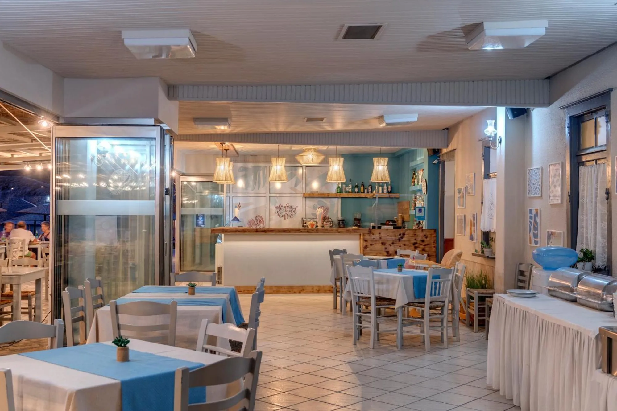 Restaurant/places to eat in Hotel Kamelo