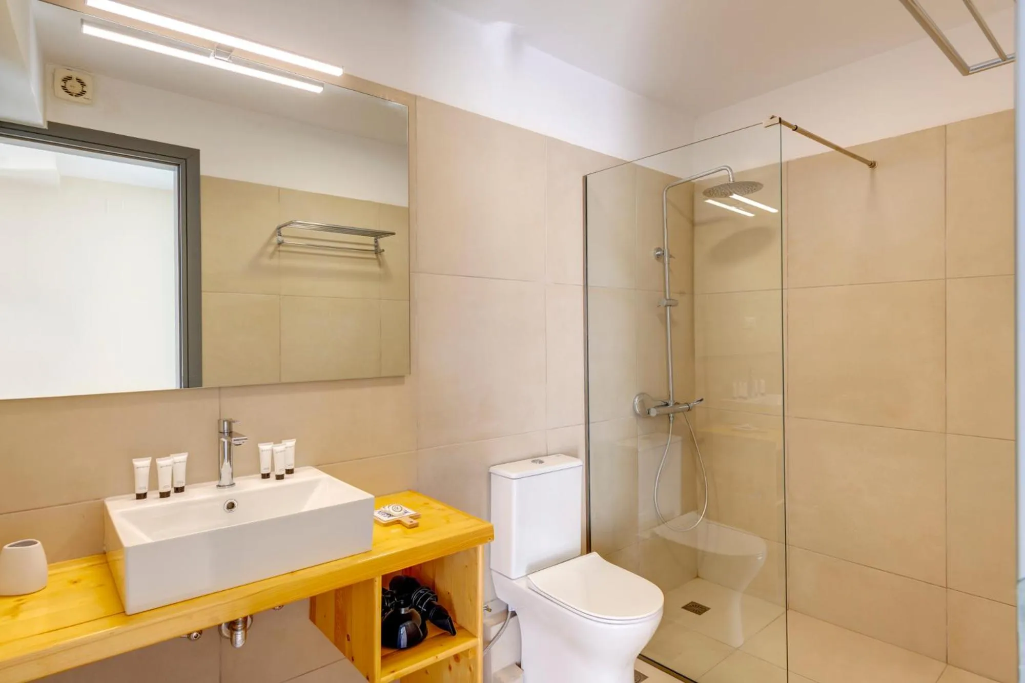 Shower in Hotel Kamelo