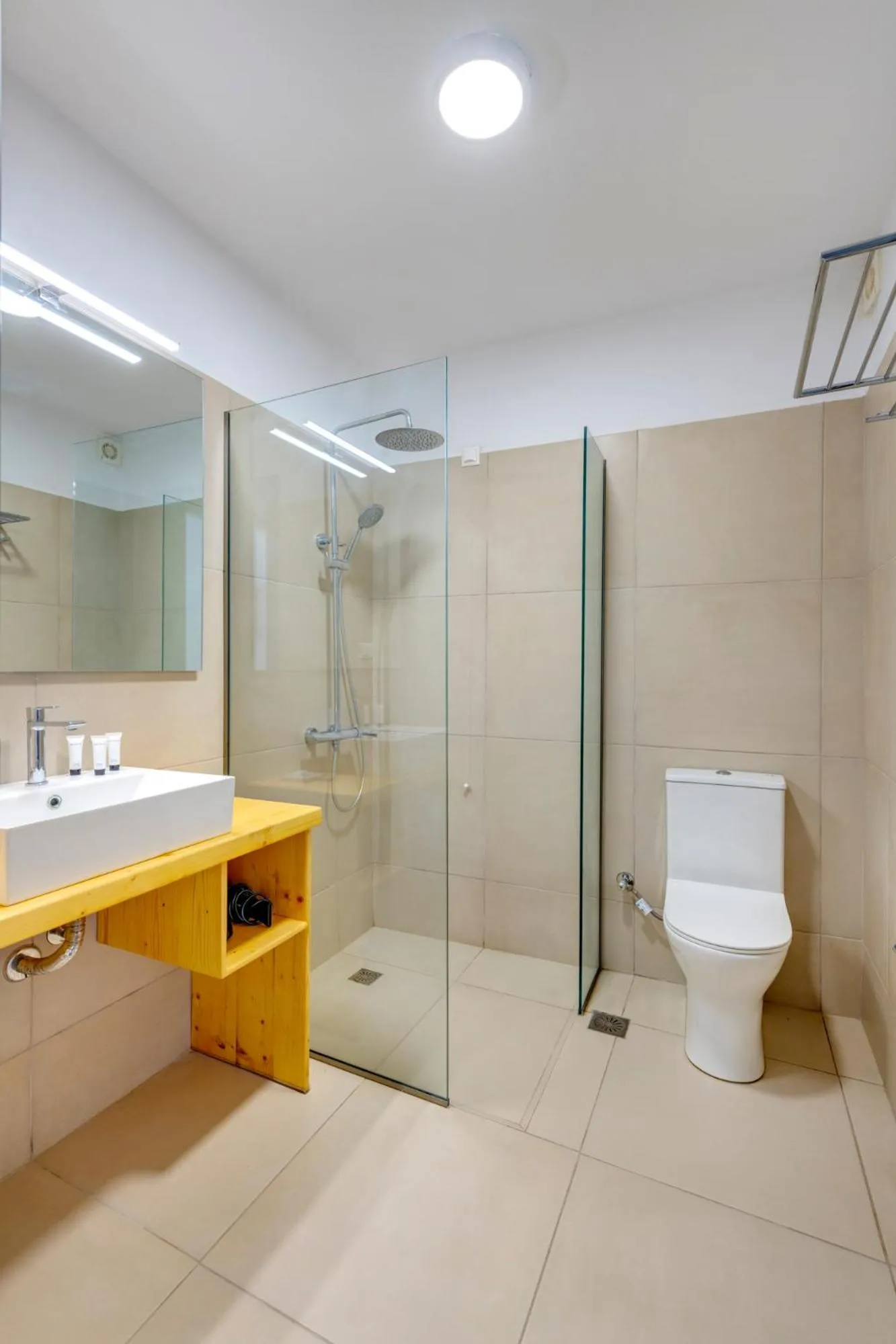 Shower in Hotel Kamelo