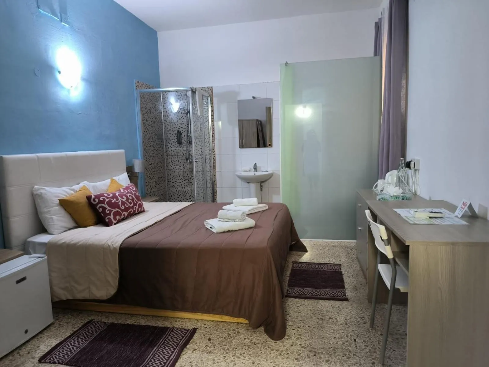 Bathroom, Bed in Tarona Guesthouse