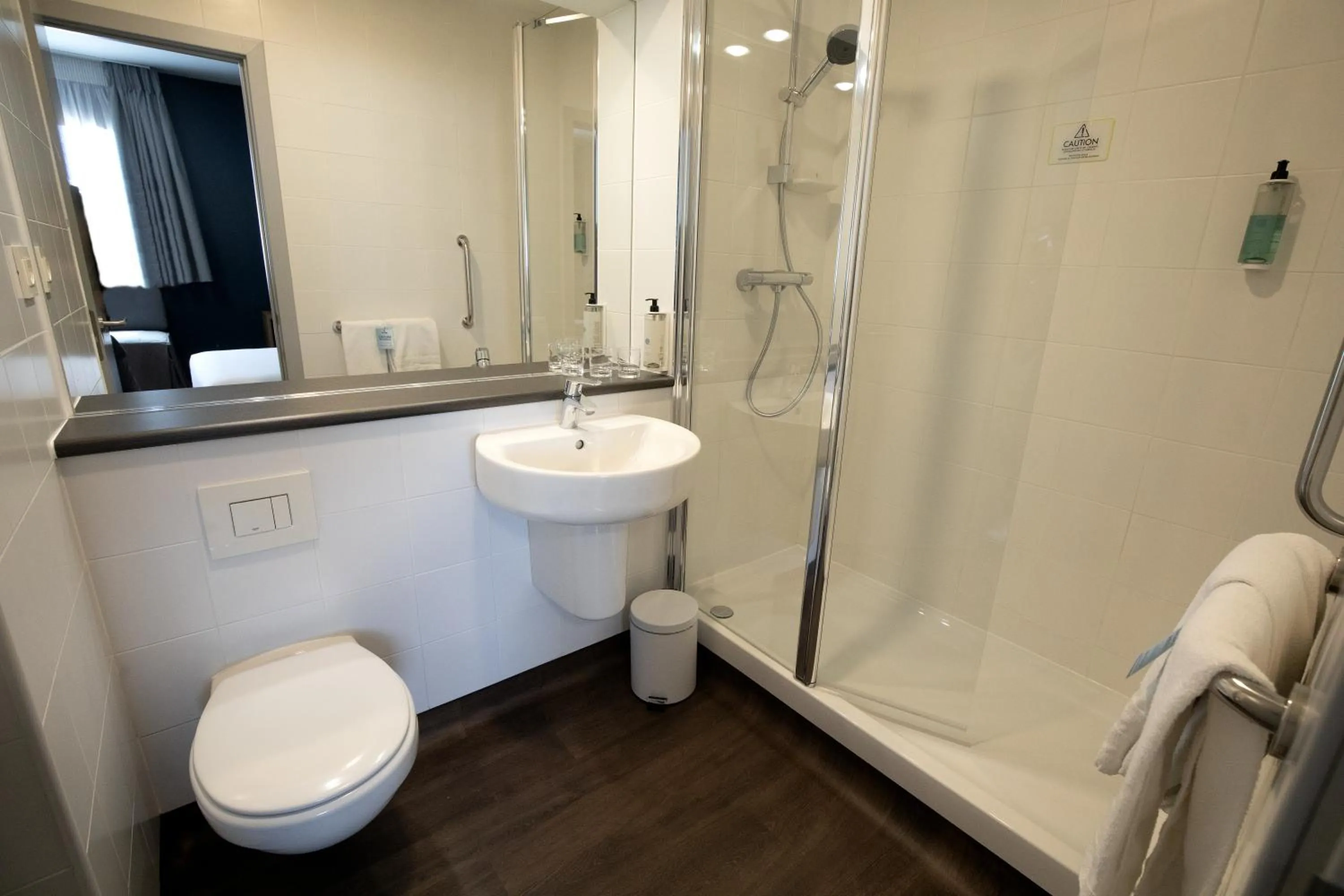 Shower in Travelodge Madrid Metropolitano