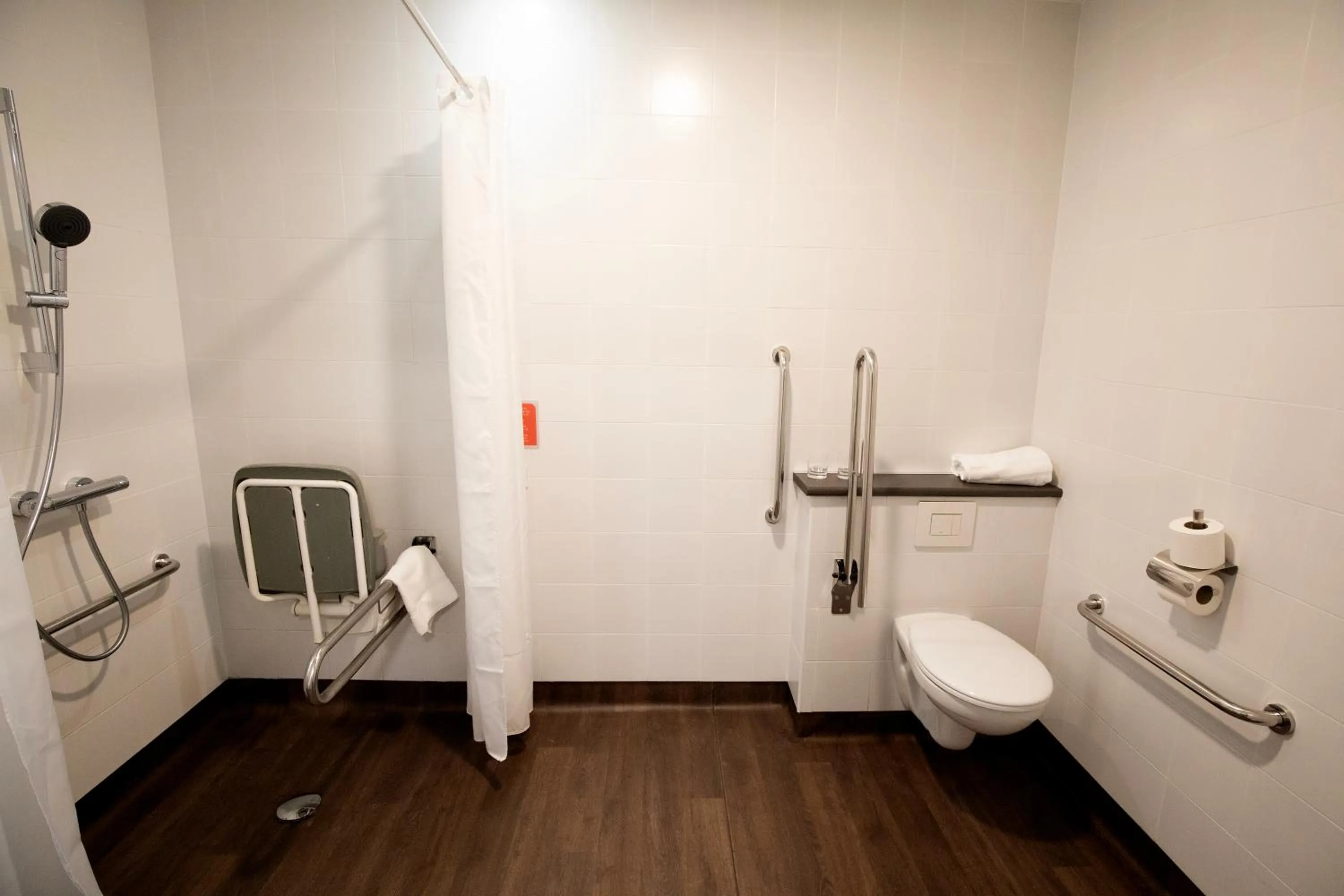 Shower in Travelodge Madrid Metropolitano