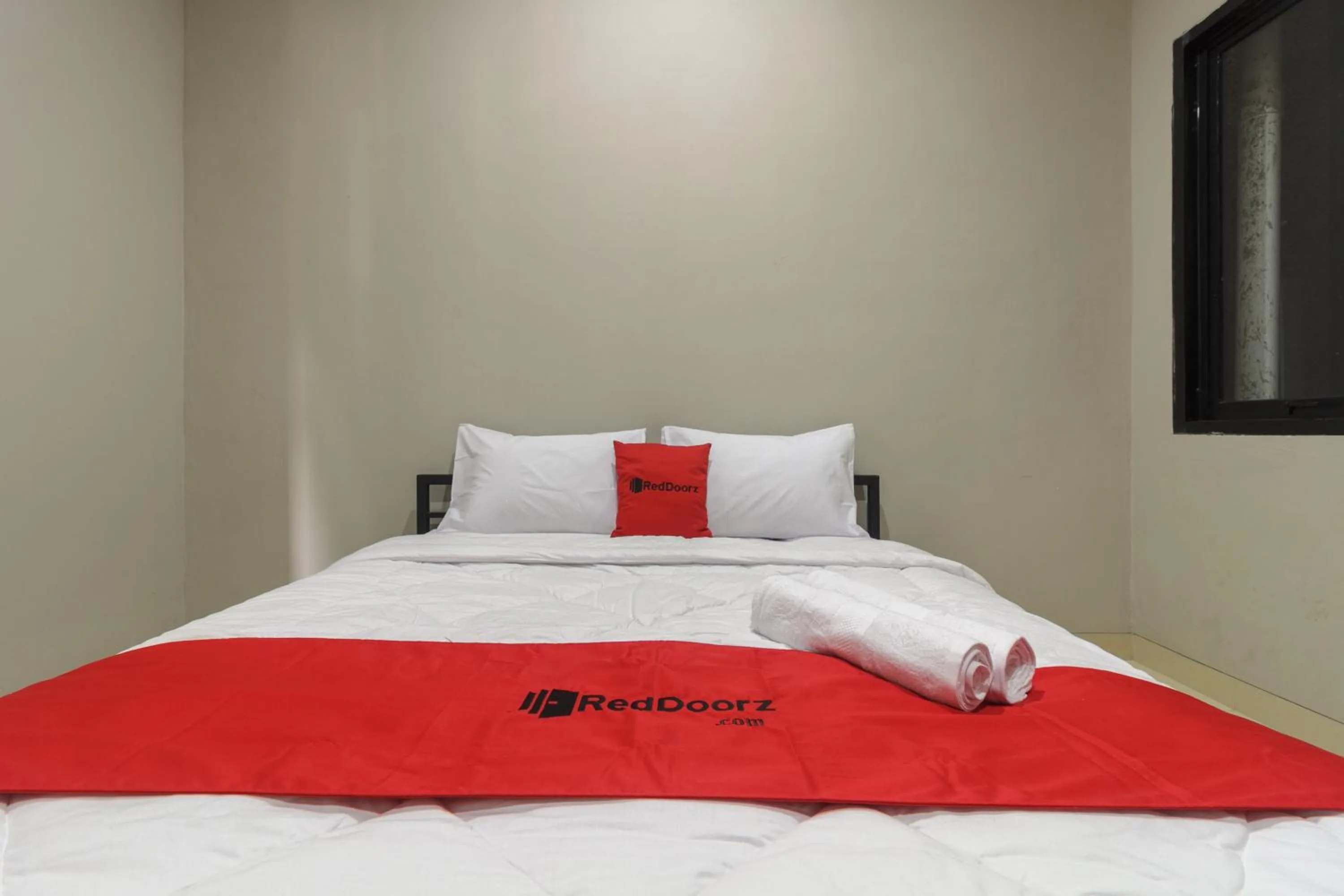 Bedroom, Bed in RedDoorz near Puri Indah Mall