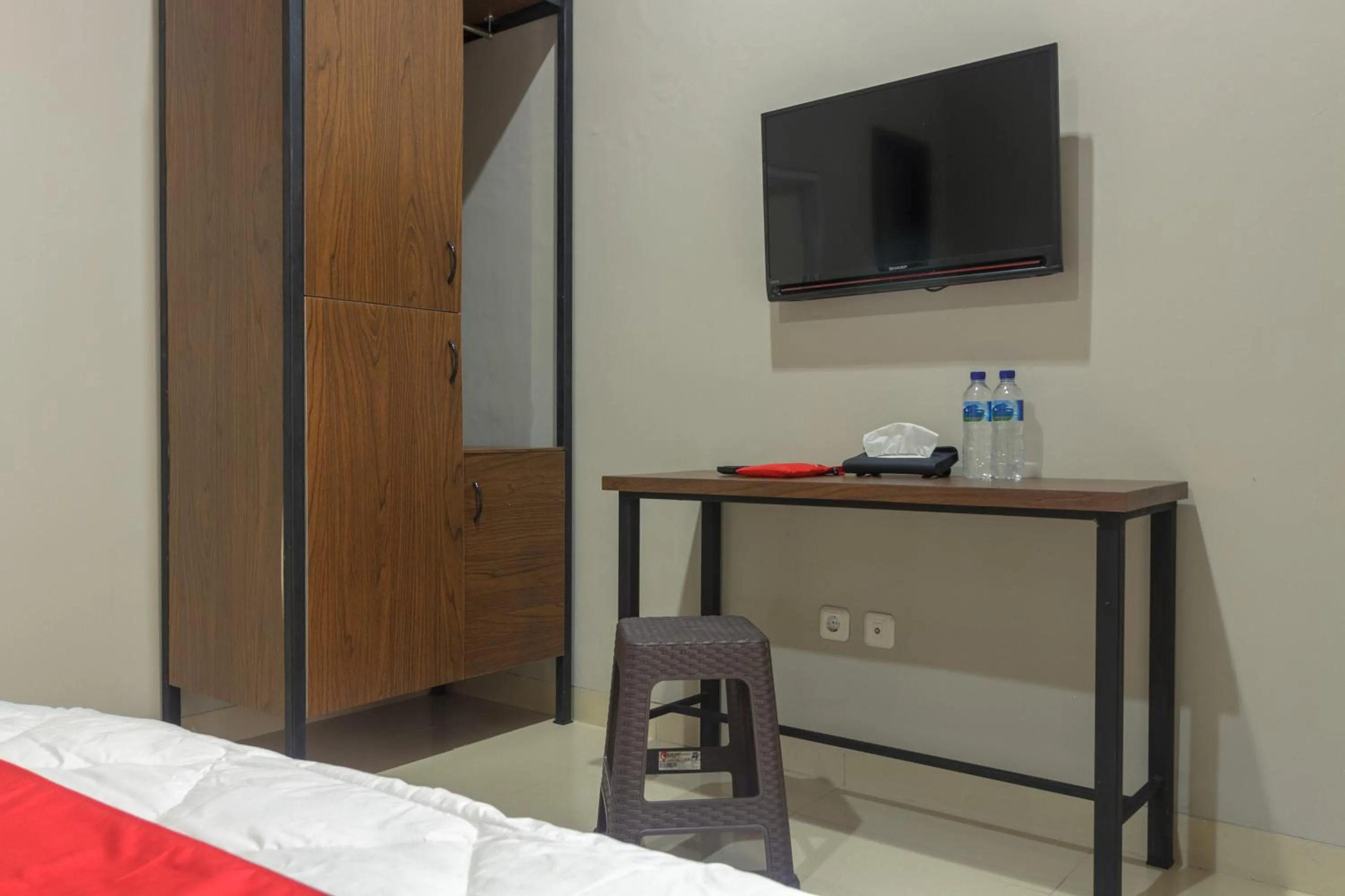 Bedroom, Bed in RedDoorz near Puri Indah Mall