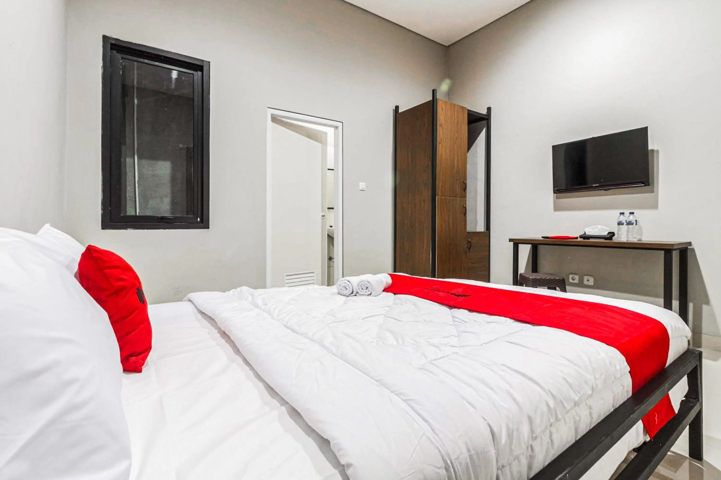 Bedroom, Bed in RedDoorz near Puri Indah Mall