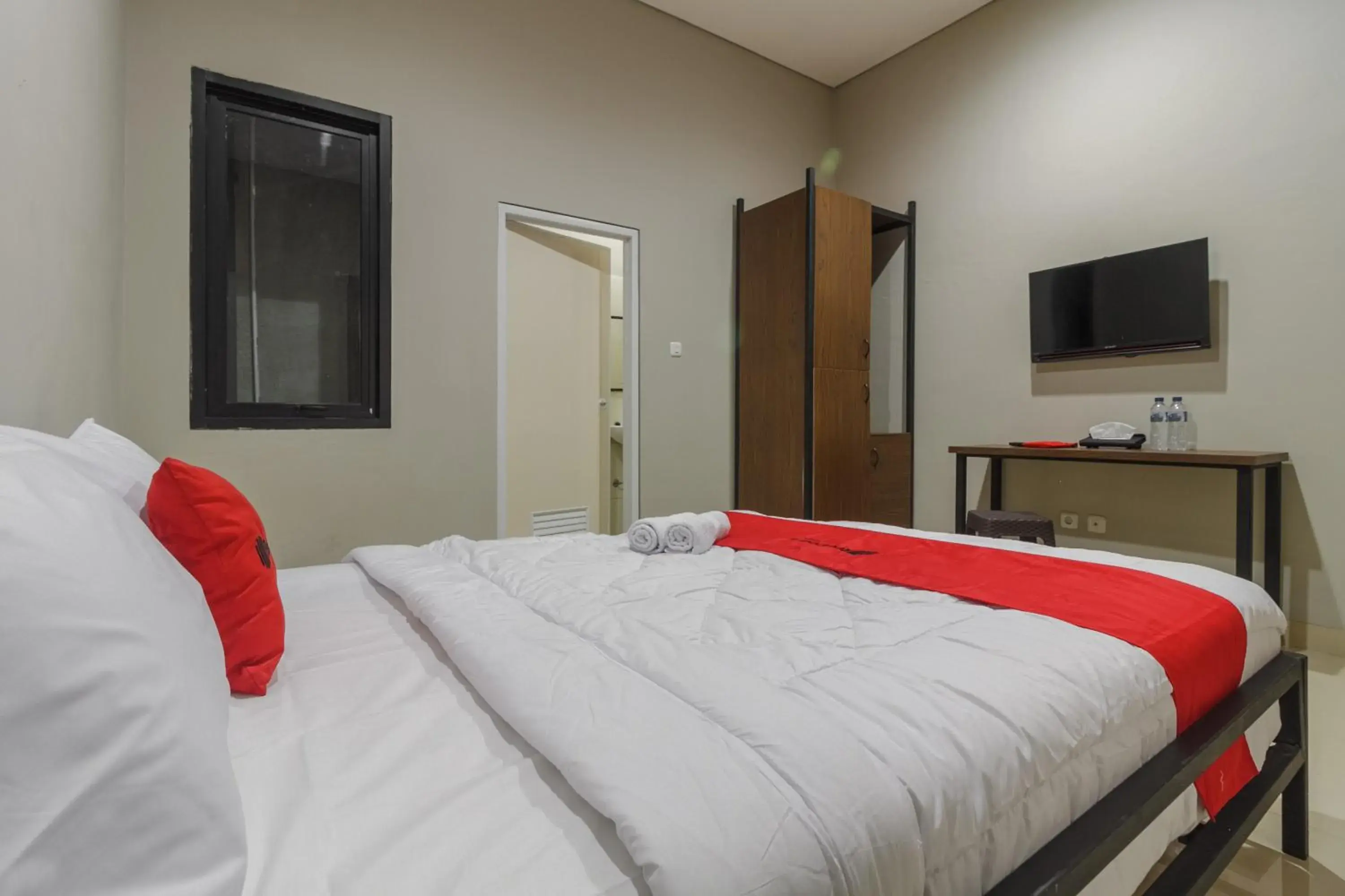 Standard Double Room in RedDoorz near Puri Indah Mall Standard Double Room in RedDoorz near Puri Indah Mall