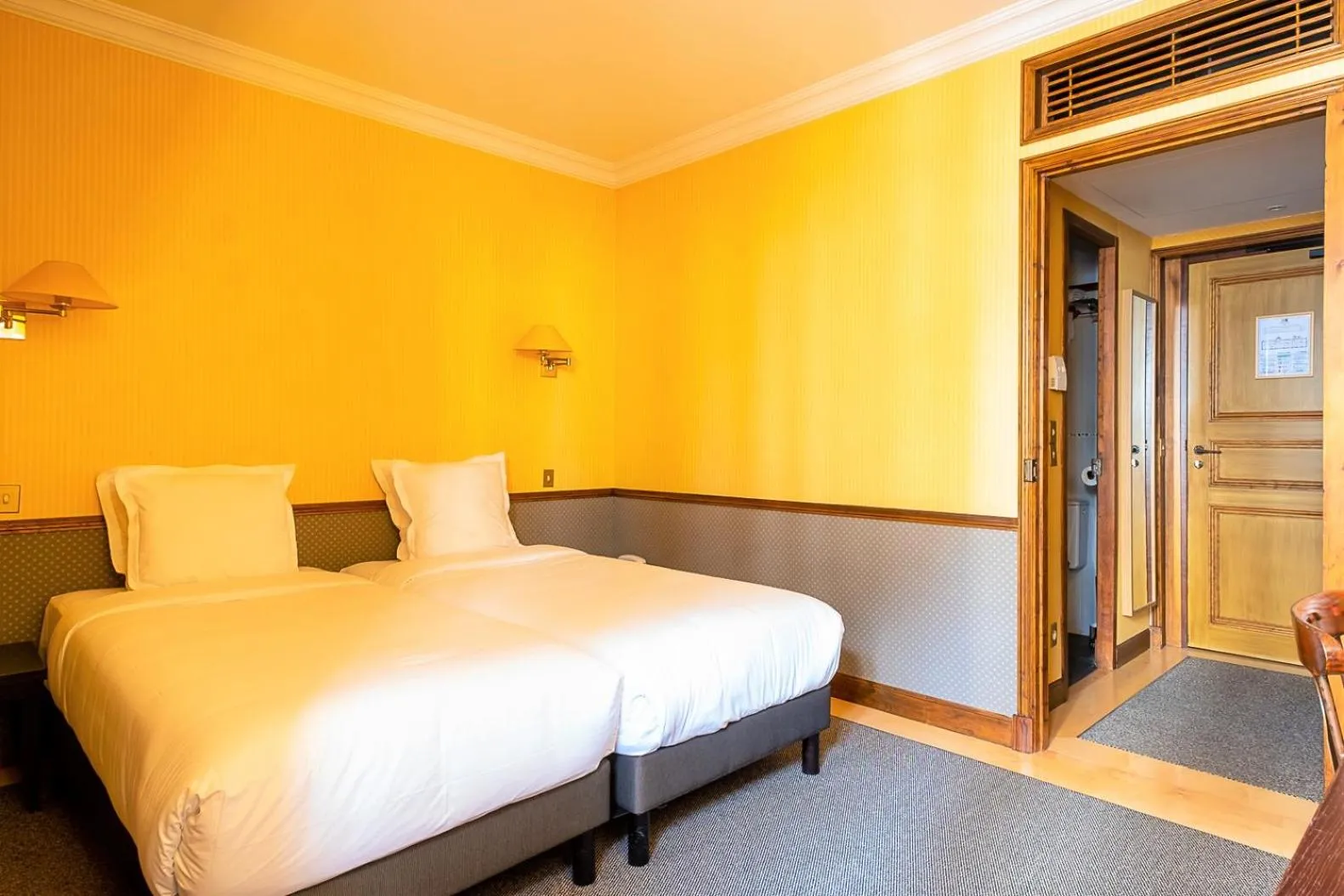 Photo of the whole room, Bed in Hôtel Relais Monceau