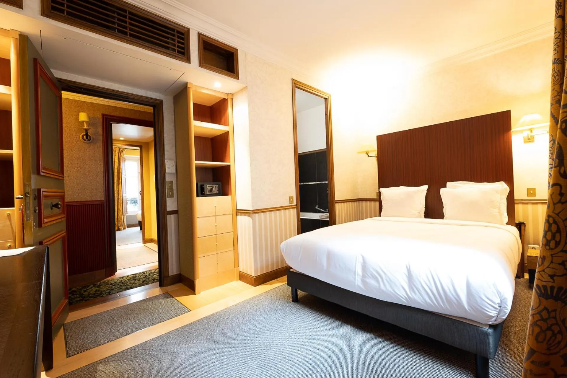 Bedroom, Bed in Hôtel Relais Monceau