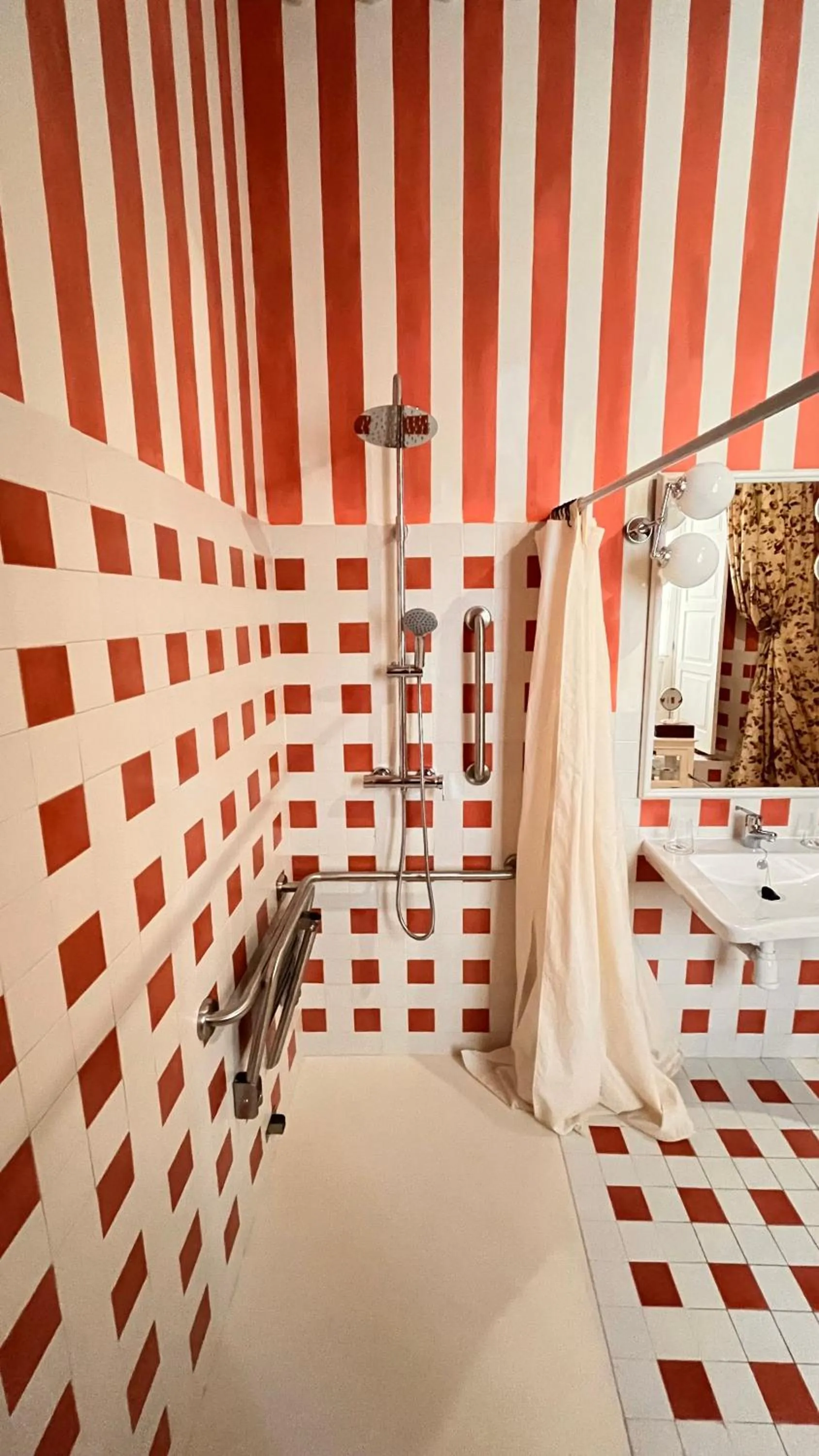 Shower in Hotel Boutique Conde de la Corte