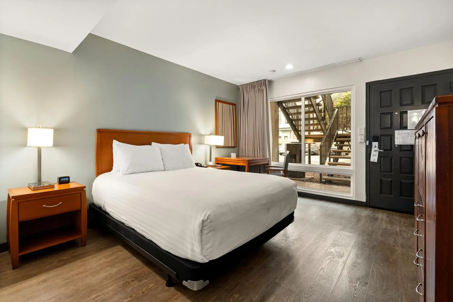 Queen Room - Disability Access in Vagabond Inn Glendale Queen Room - Disability Access in Vagabond Inn Glendale