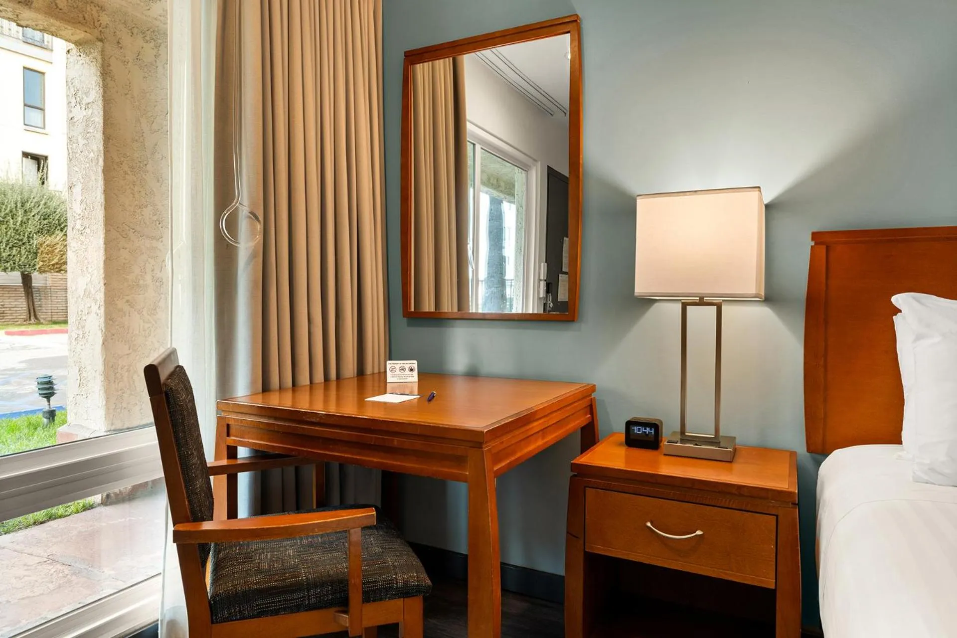 Bed in Vagabond Inn Glendale