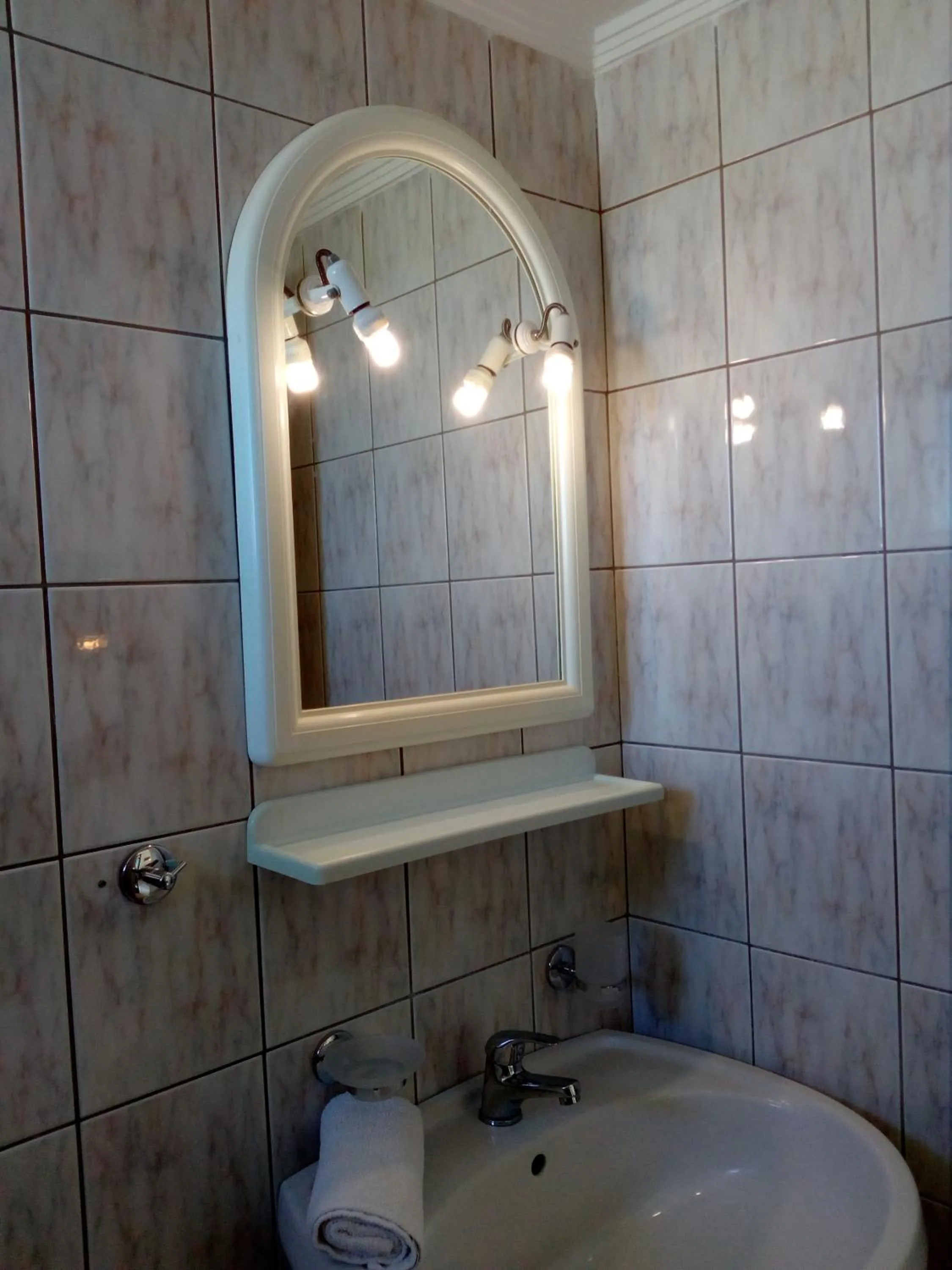 Photo of the whole room in Aspri Petra Apartments