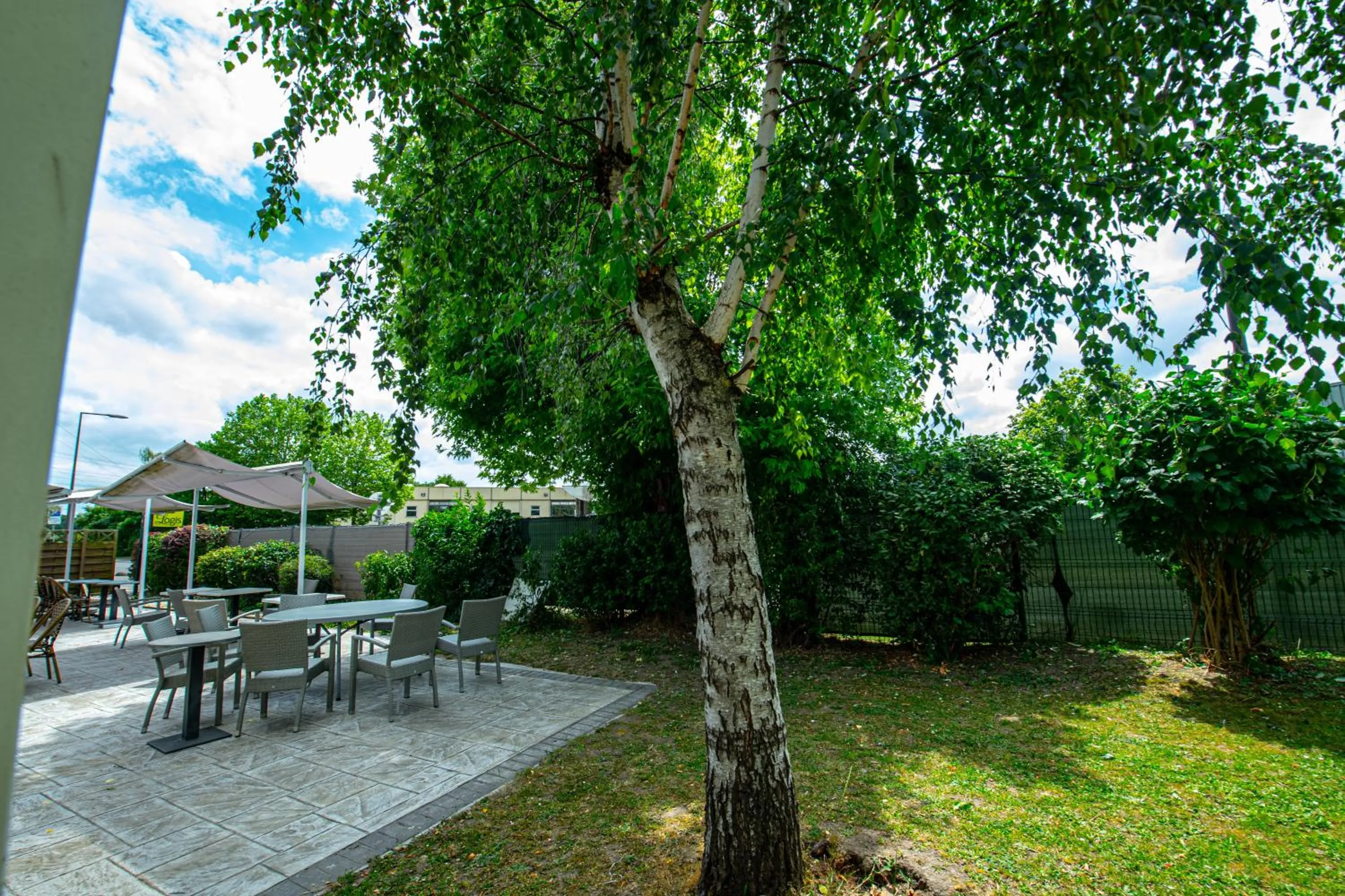 Patio in Logis Hôtel - Le Relais du Parisis