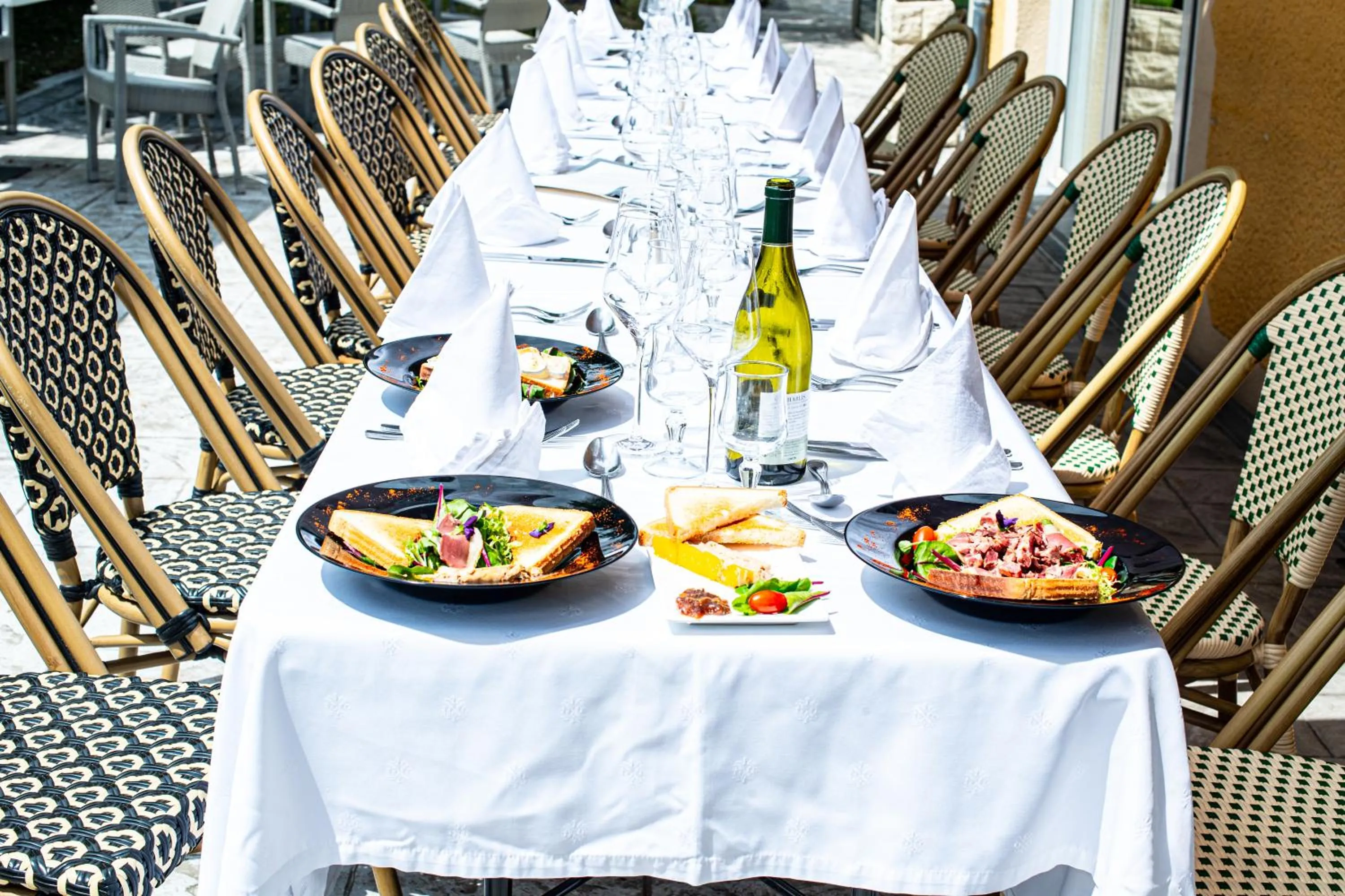 Patio in Logis Hôtel - Le Relais du Parisis