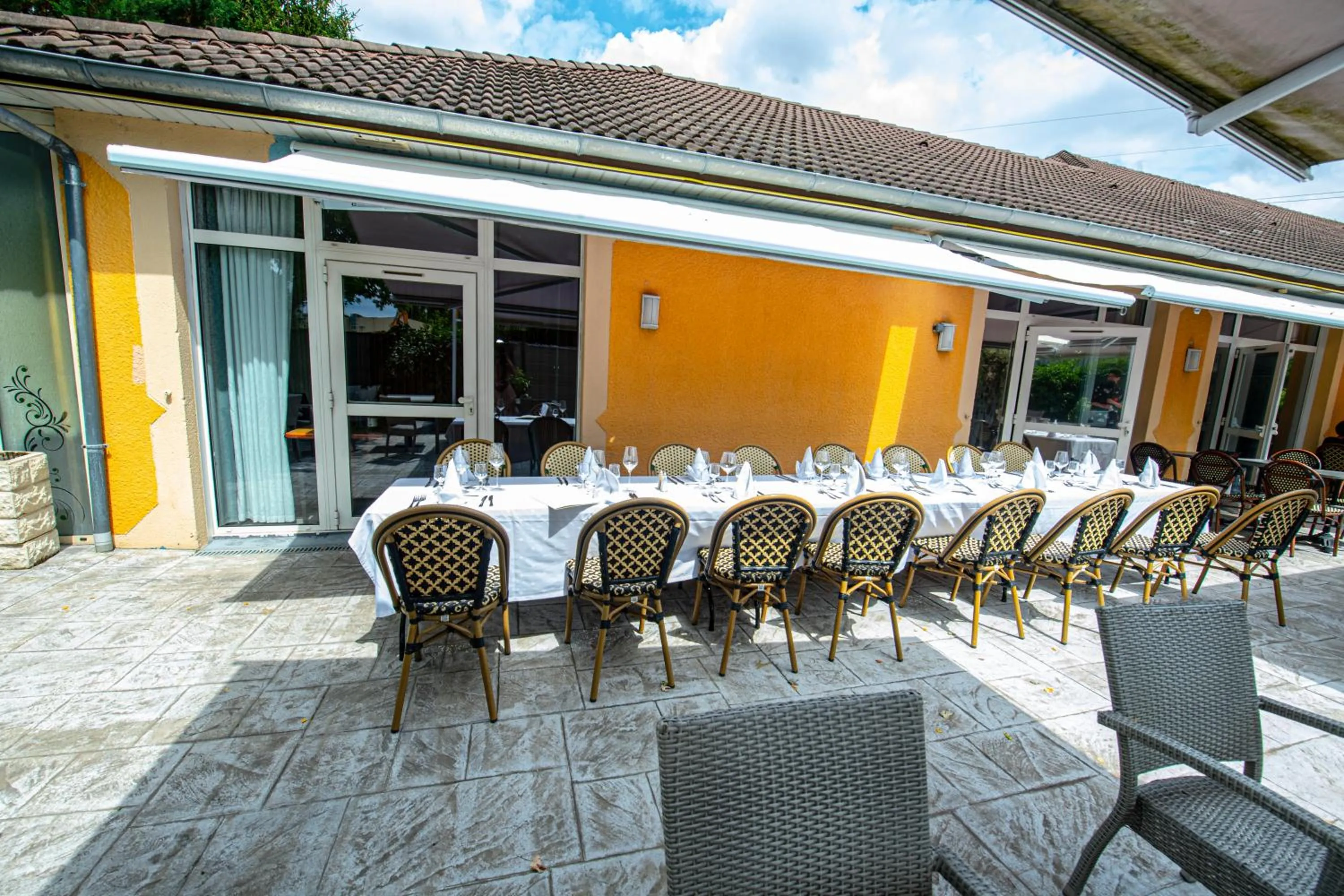 Patio in Logis Hôtel - Le Relais du Parisis