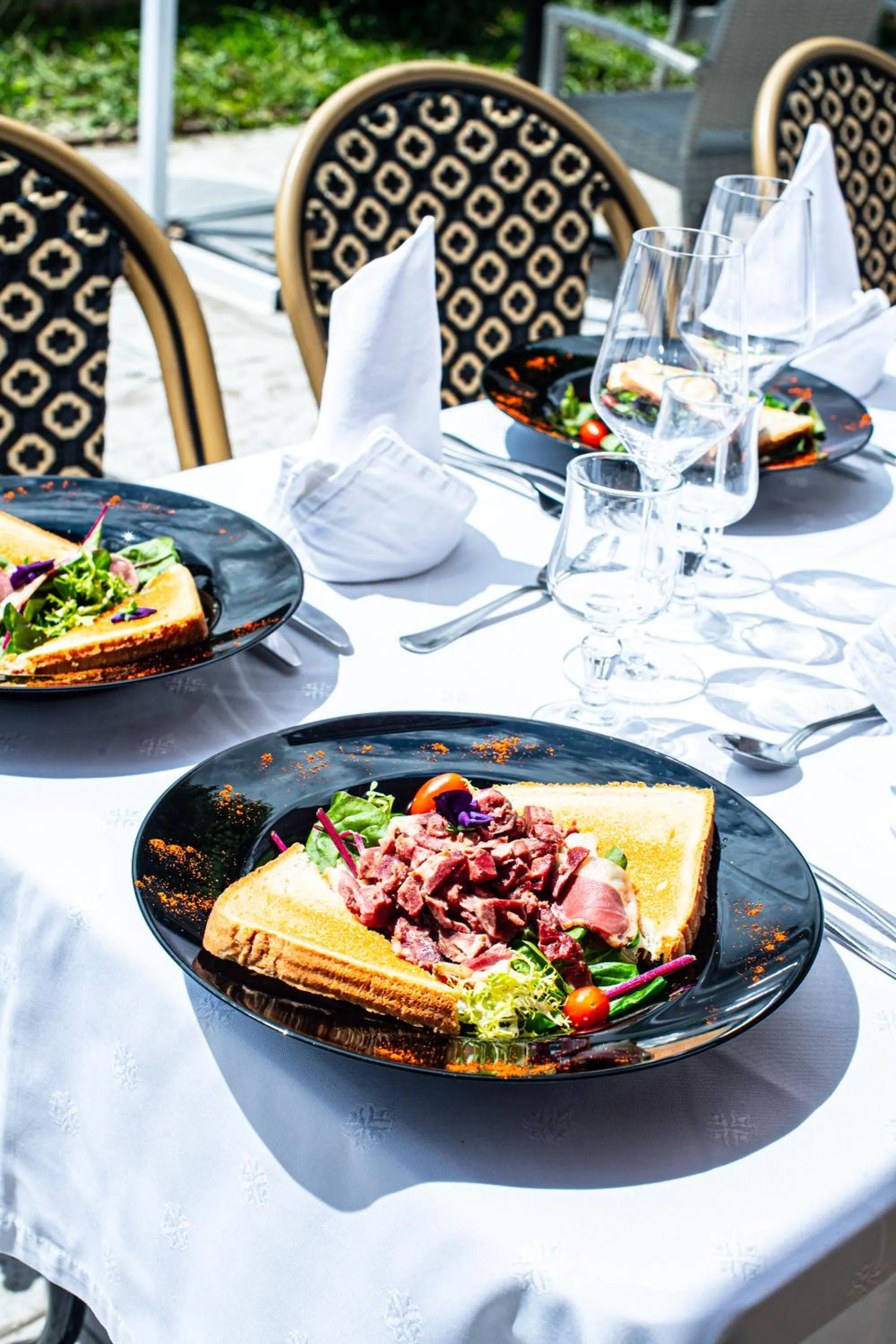 Patio in Logis Hôtel - Le Relais du Parisis