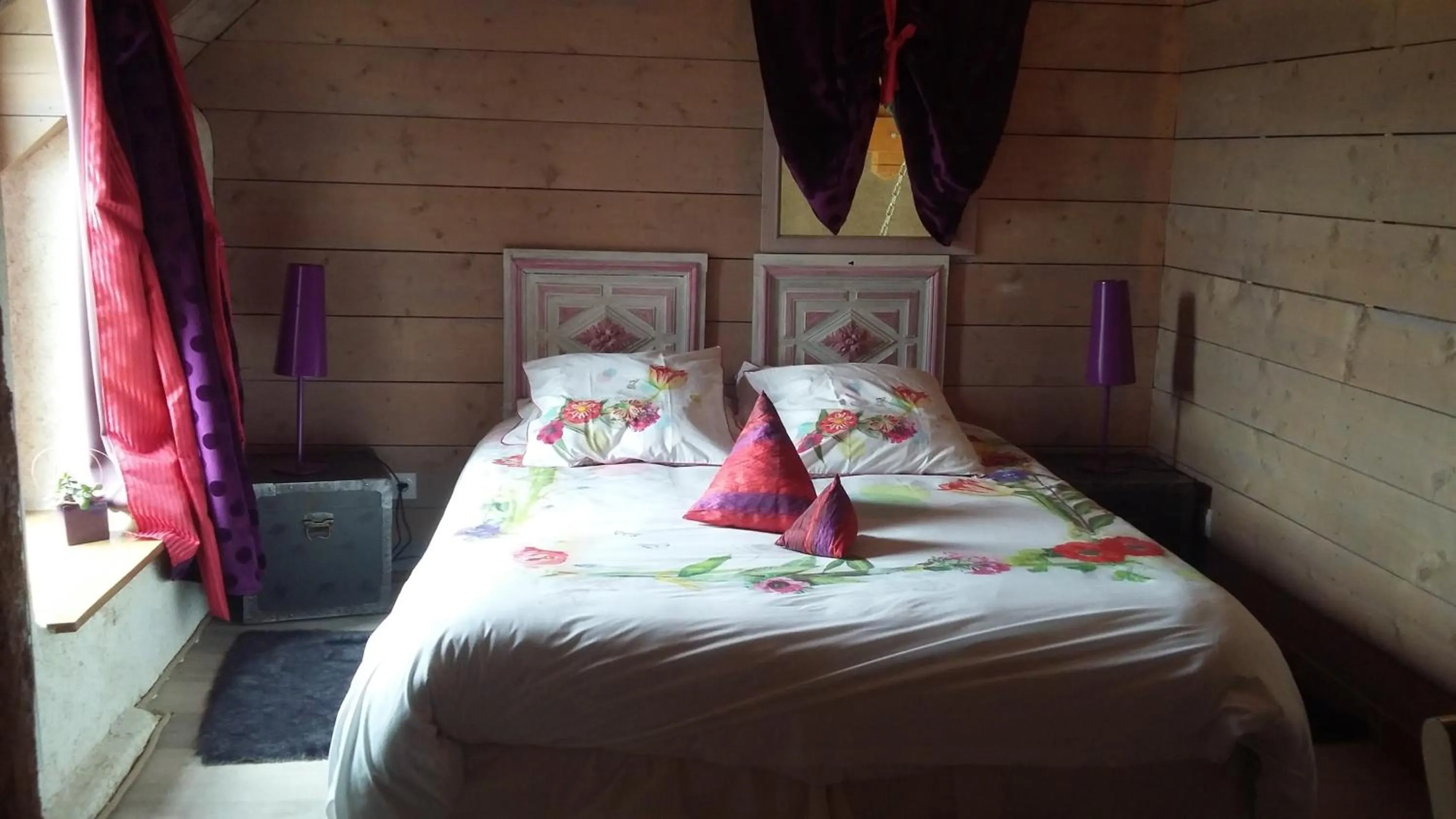 Photo of the whole room, Bed in Aux Greniers à Rêves