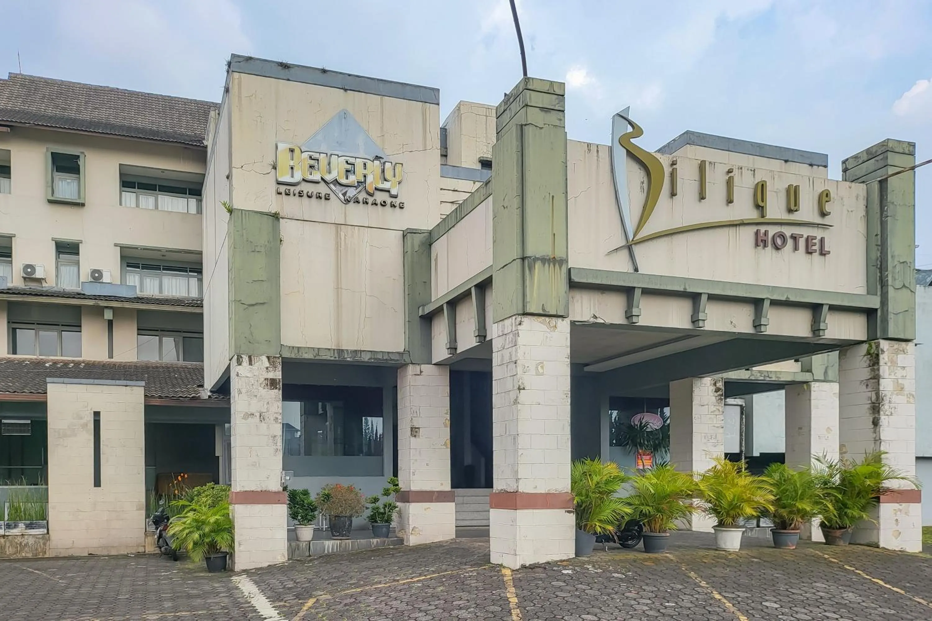 Facade/entrance in RedDoorz near UPI Setiabudhi Bandung