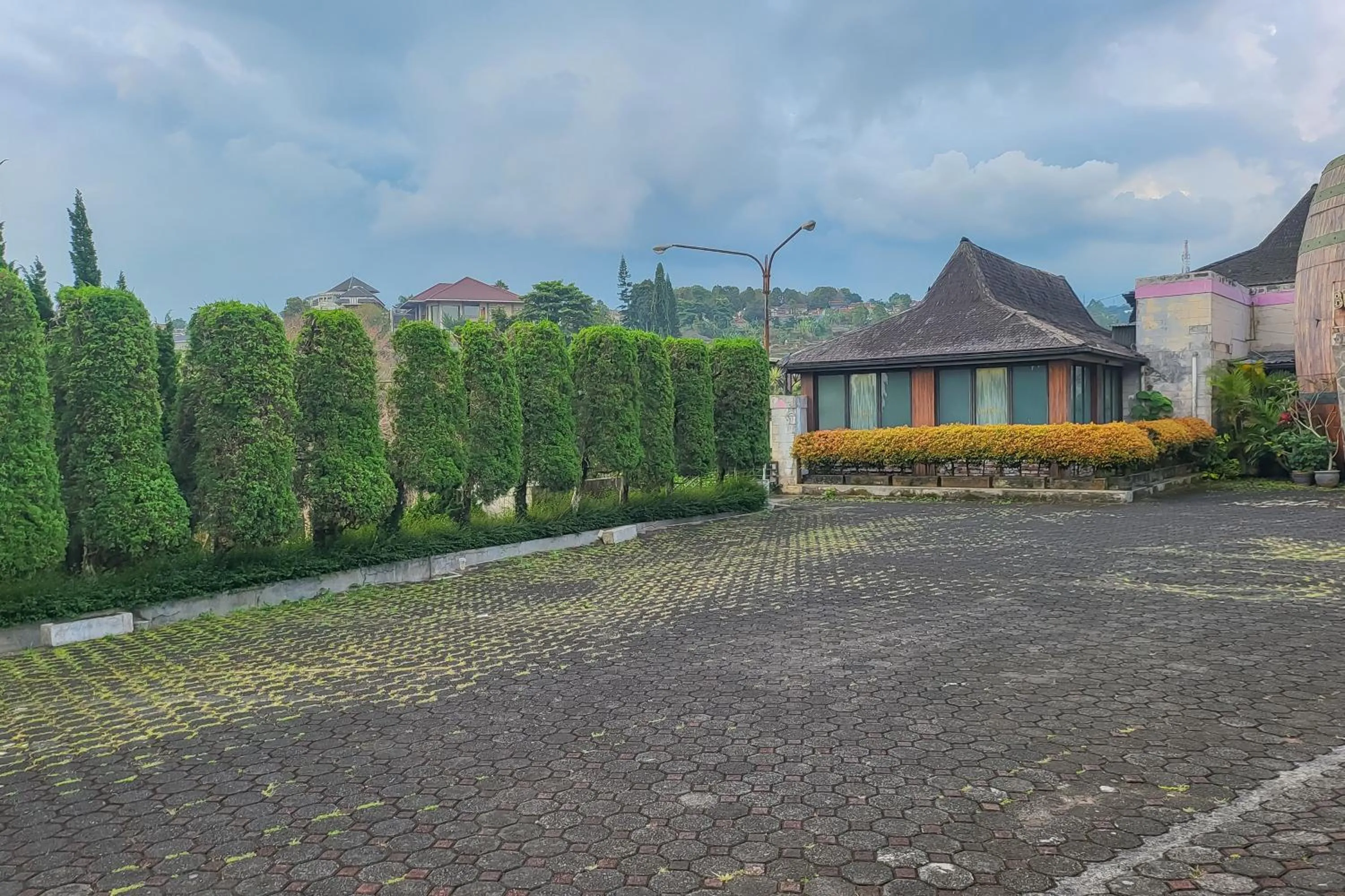 Parking in RedDoorz near UPI Setiabudhi Bandung