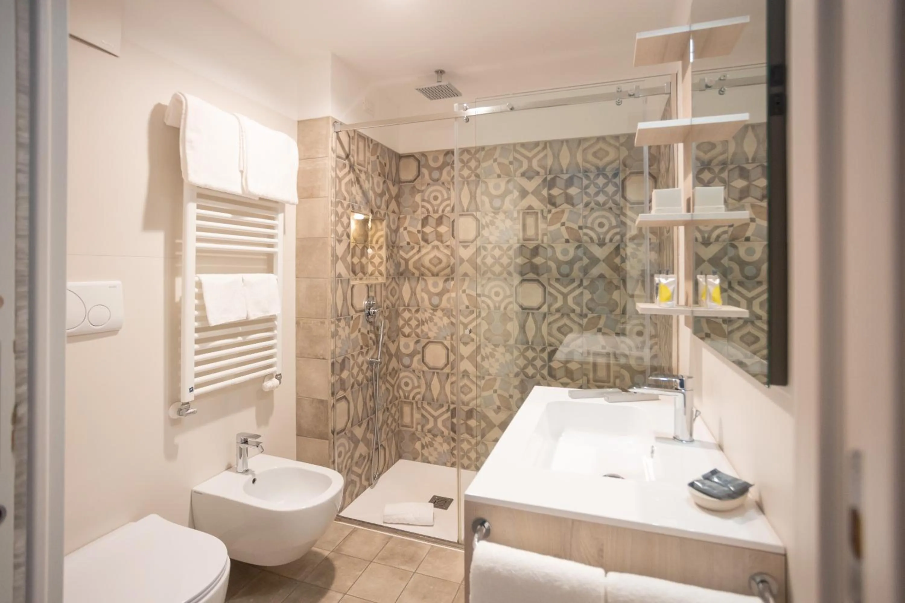 Shower in Mosella Suite Hotel