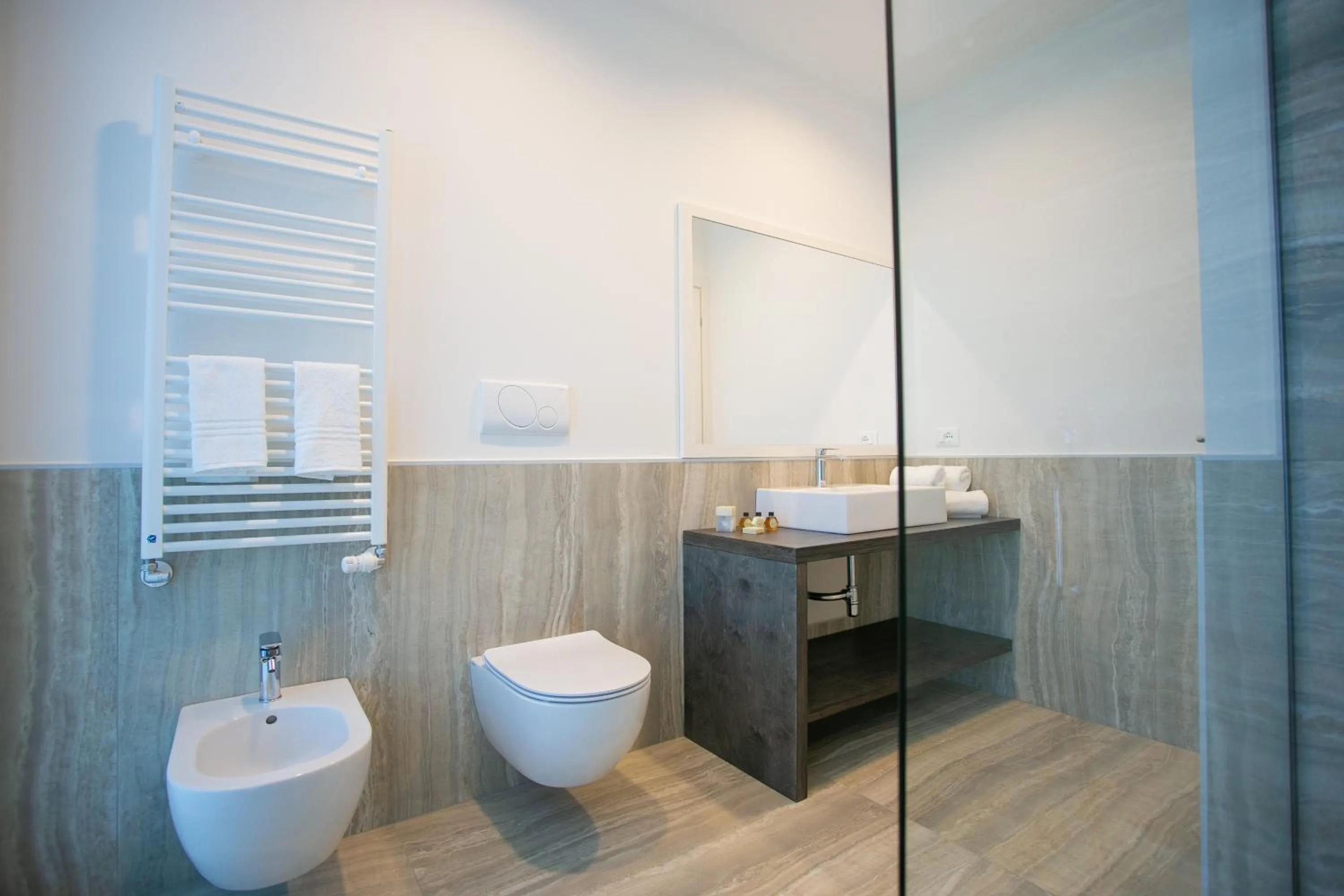 Shower in Mosella Suite Hotel