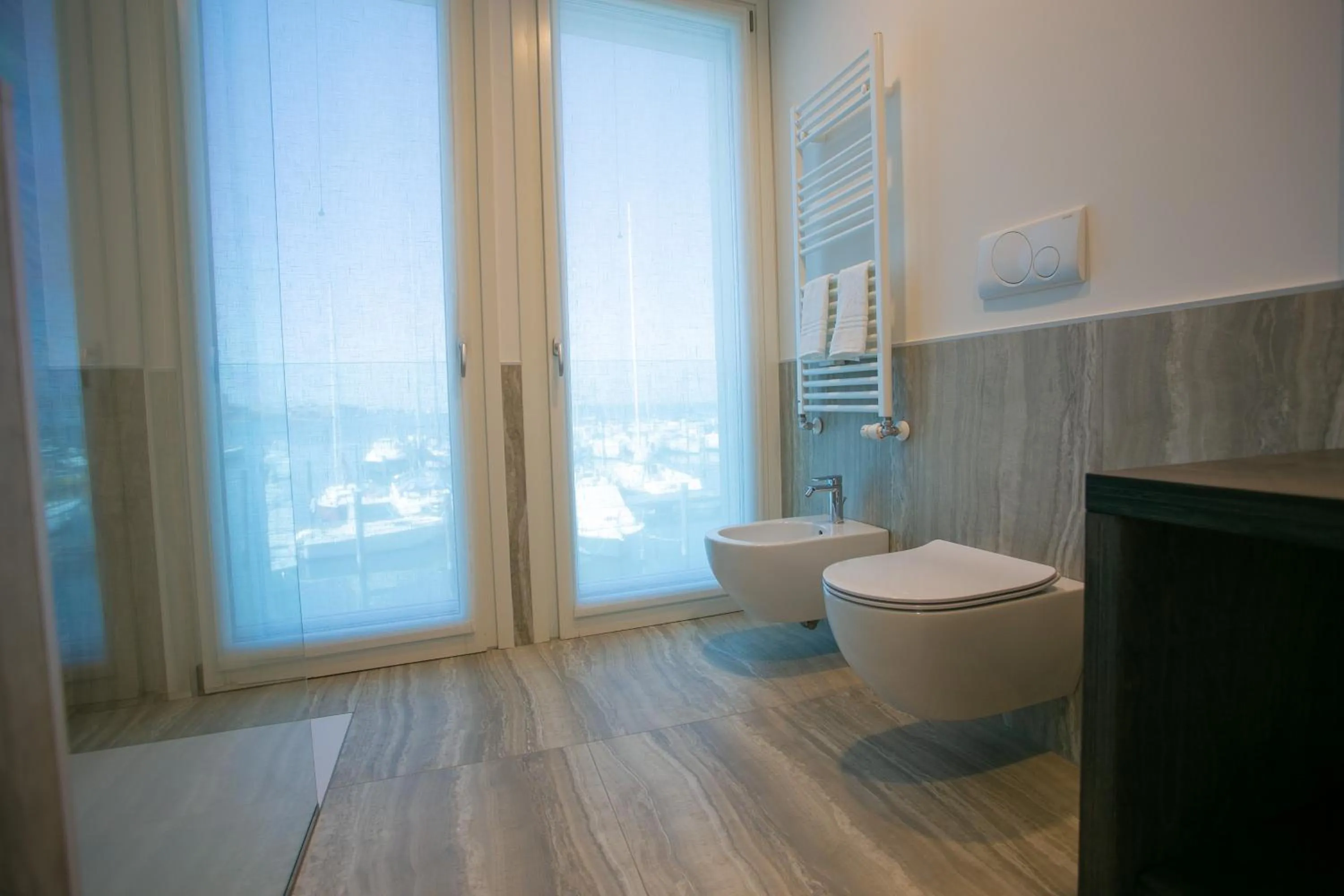 Shower in Mosella Suite Hotel