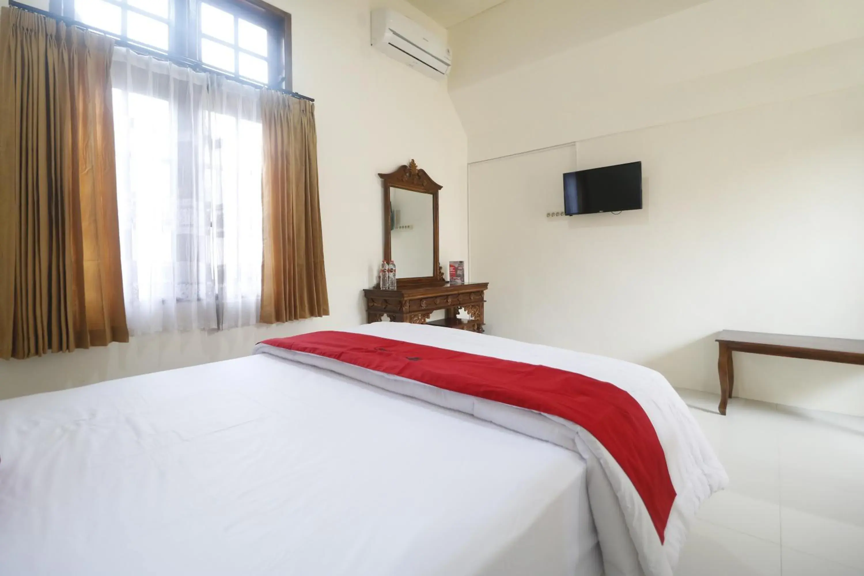 Double Room in RedDoorz Syariah near Gelora Delta Sidoarjo Double Room in RedDoorz Syariah near Gelora Delta Sidoarjo