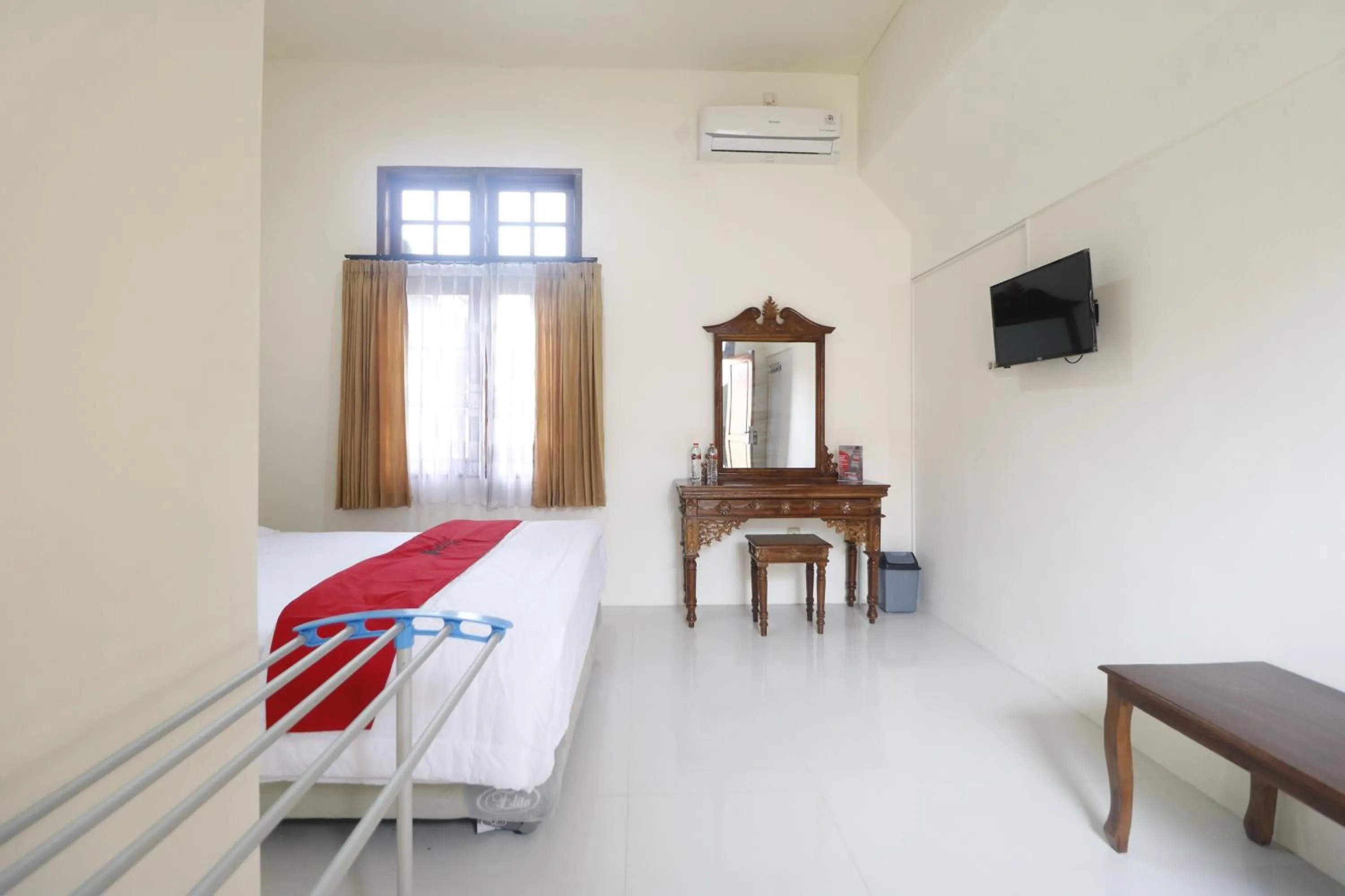 Bed in RedDoorz Syariah near Gelora Delta Sidoarjo