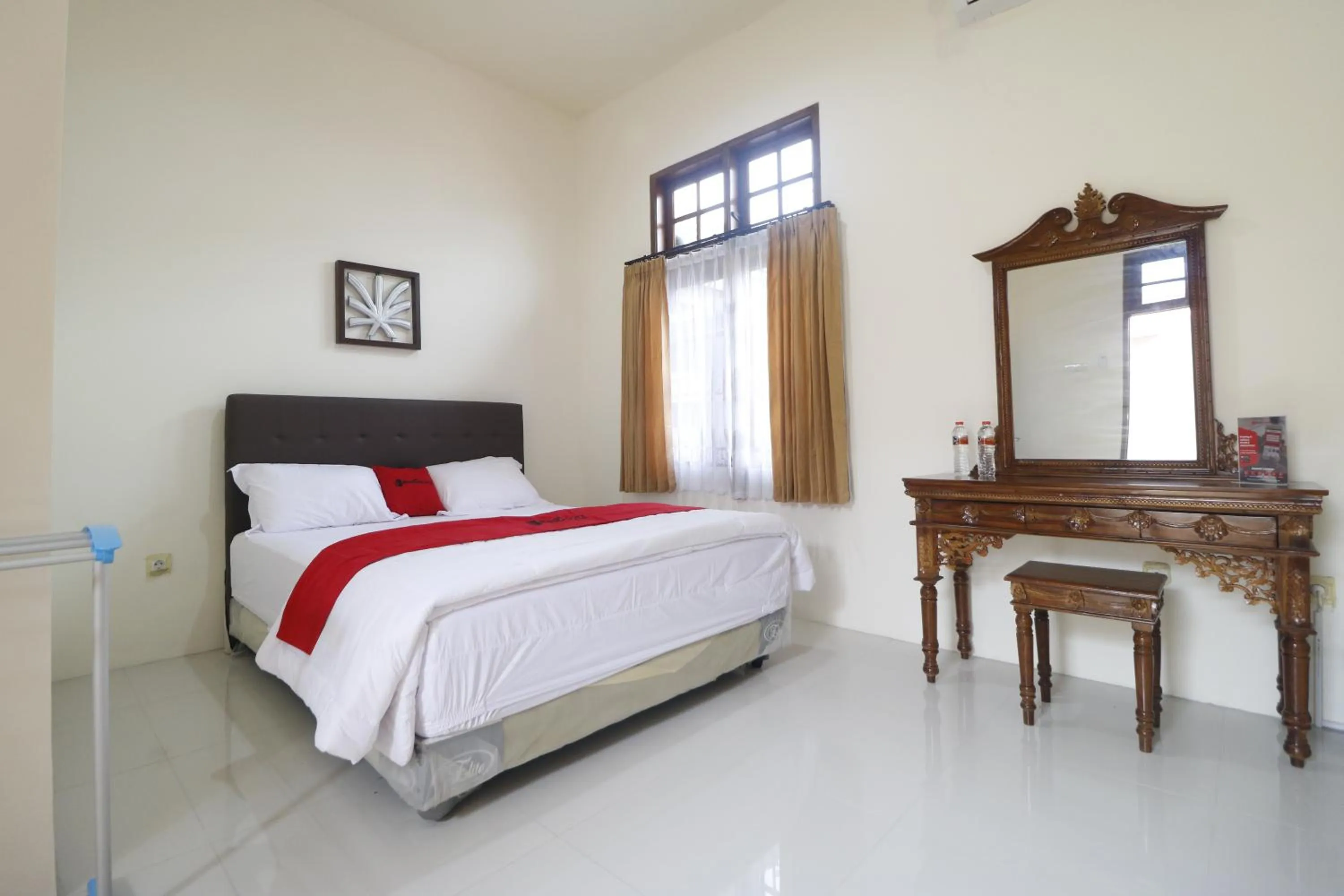Bed in RedDoorz Syariah near Gelora Delta Sidoarjo