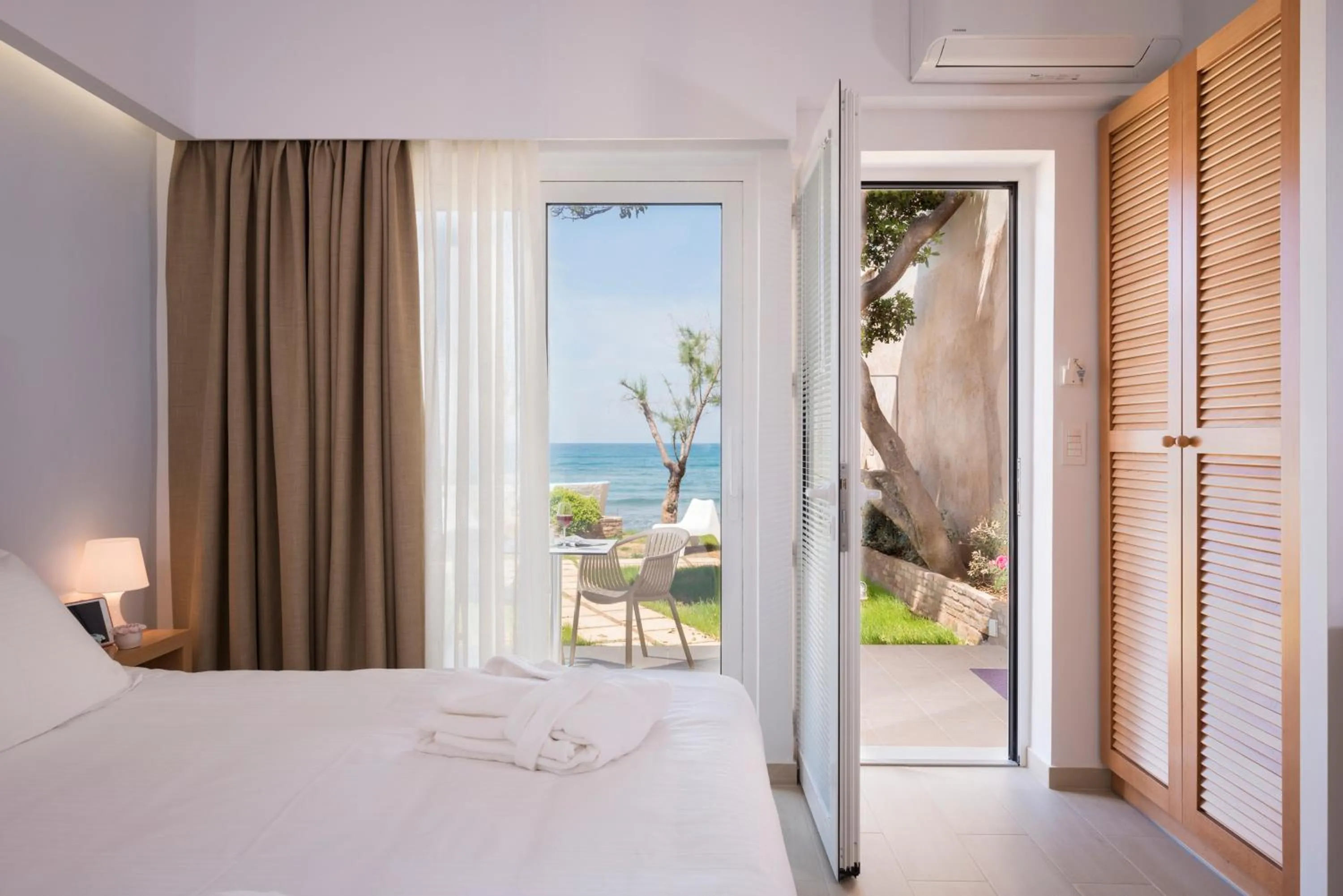 Bedroom, Bed in Hermes Beach Front