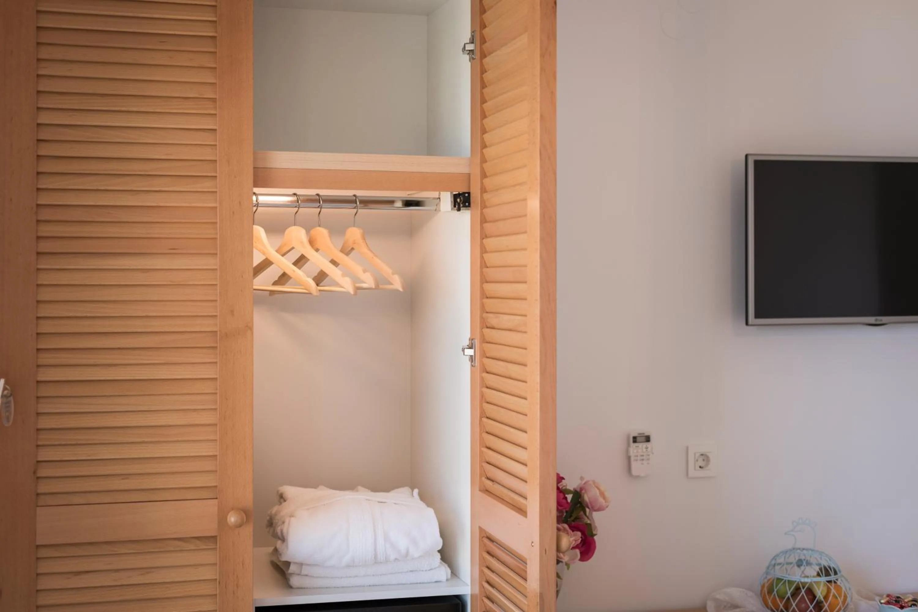 Photo of the whole room, Bed in Hermes Beach Front