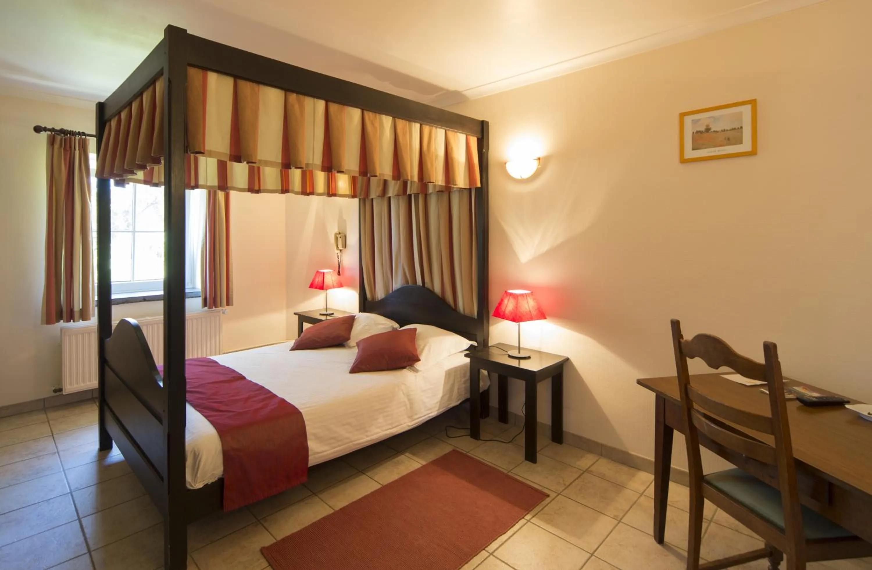 Photo of the whole room, Bed in Hotel Saint-Martin