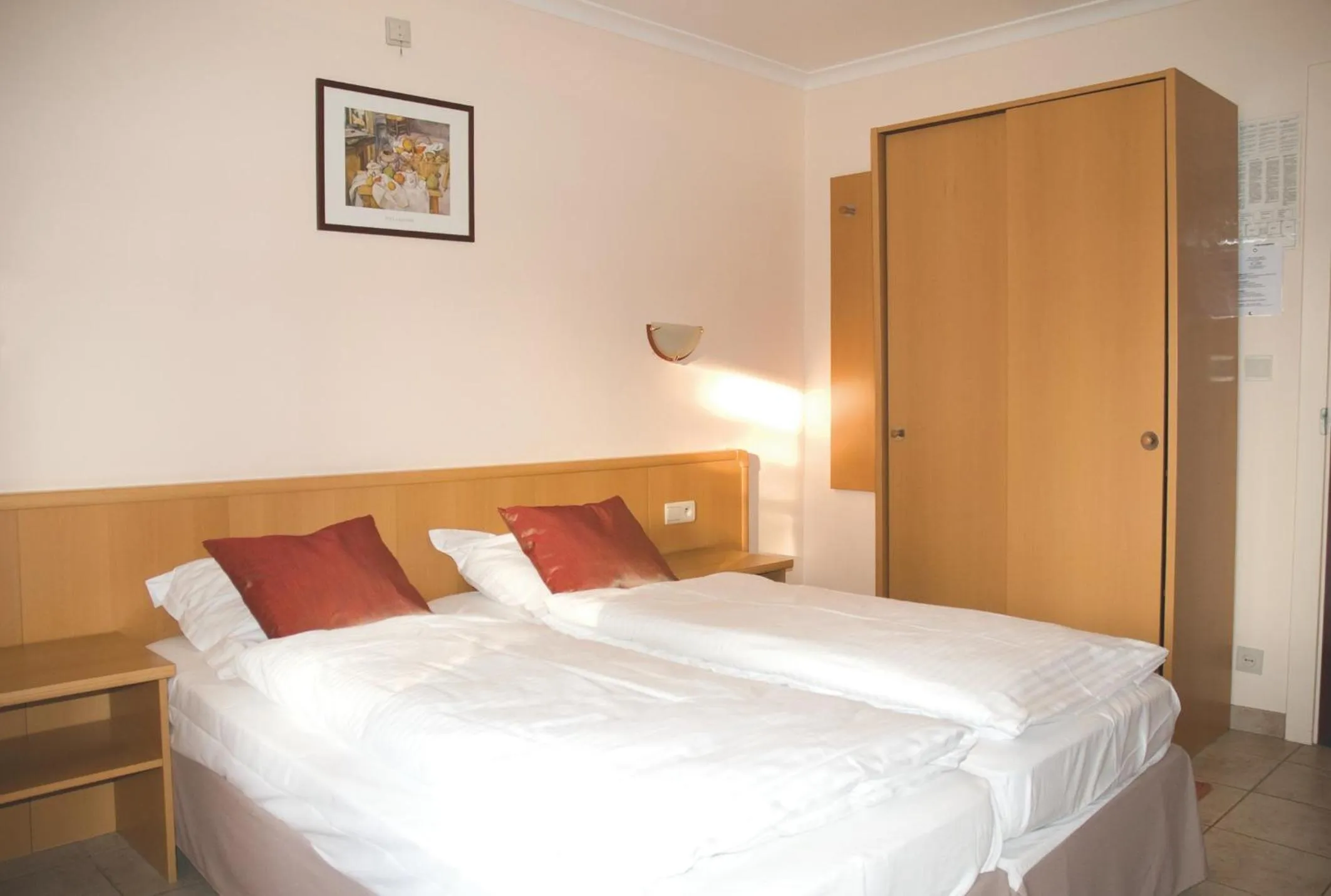 Bedroom, Bed in Hotel Saint-Martin