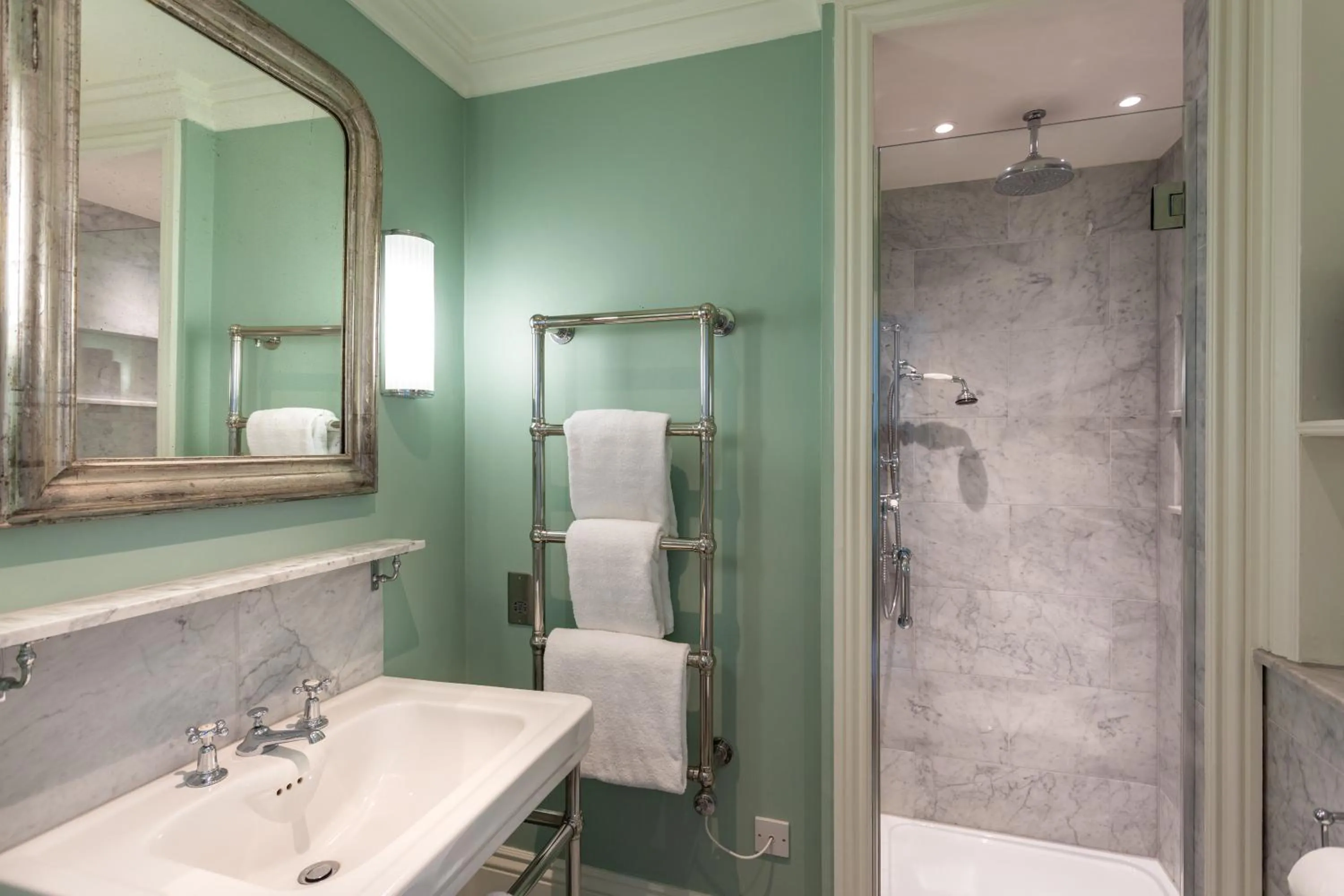 Bathroom in Roslin Beach Hotel