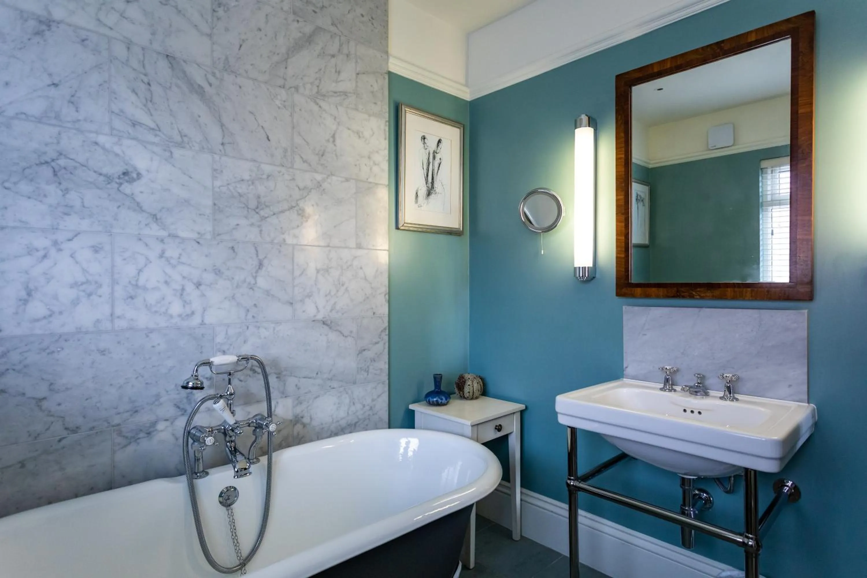 Bathroom in Roslin Beach Hotel