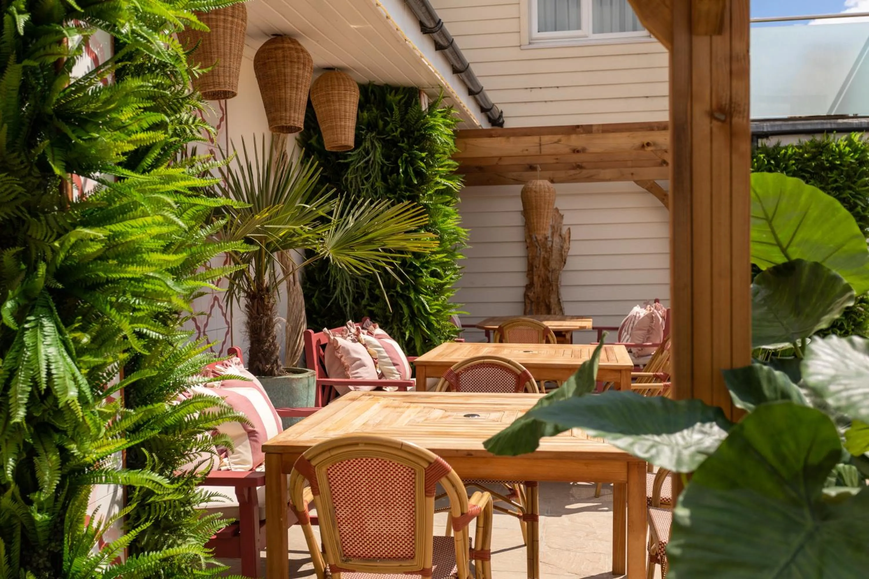 Garden in Roslin Beach Hotel