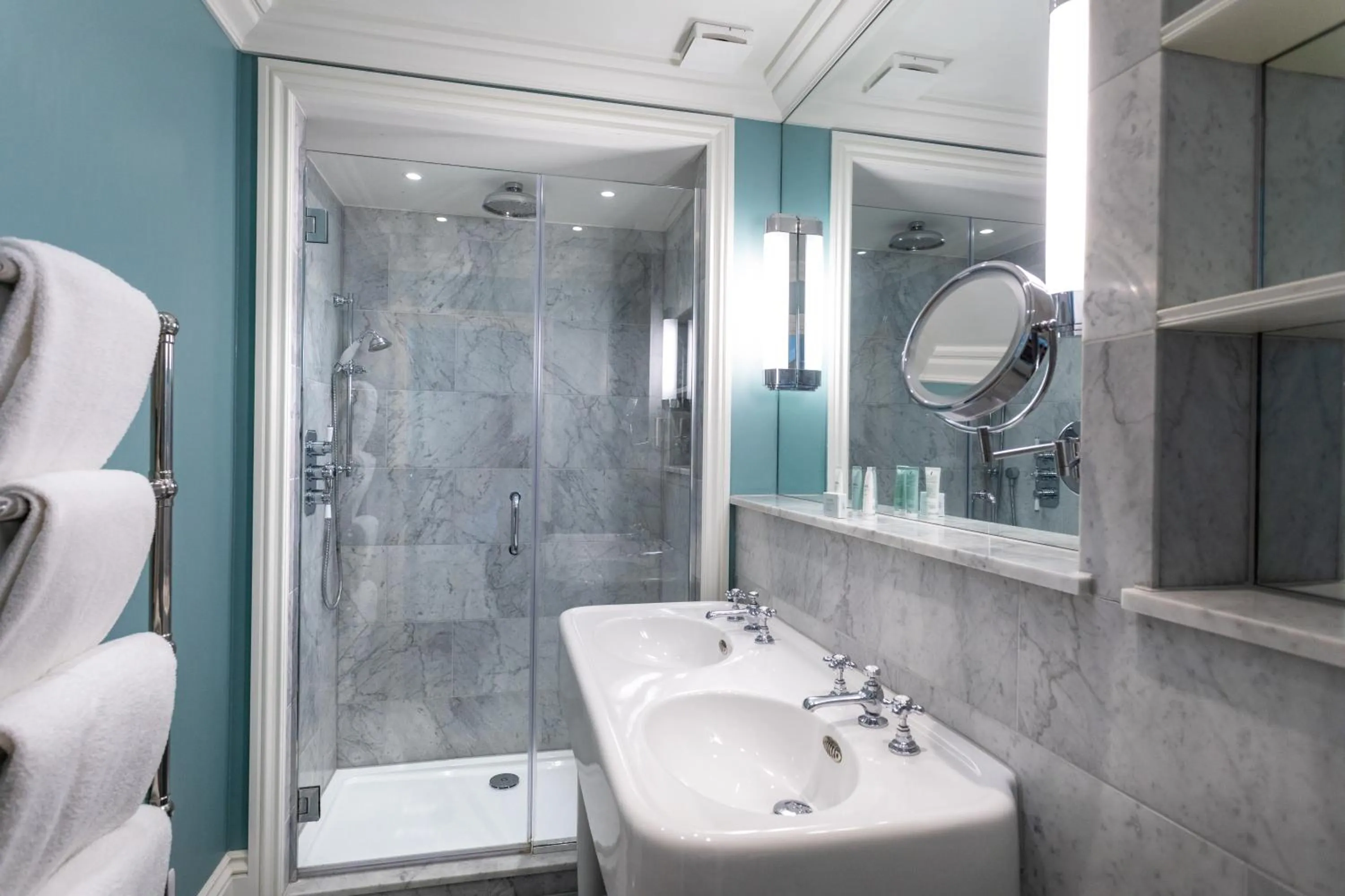 Bathroom in Roslin Beach Hotel