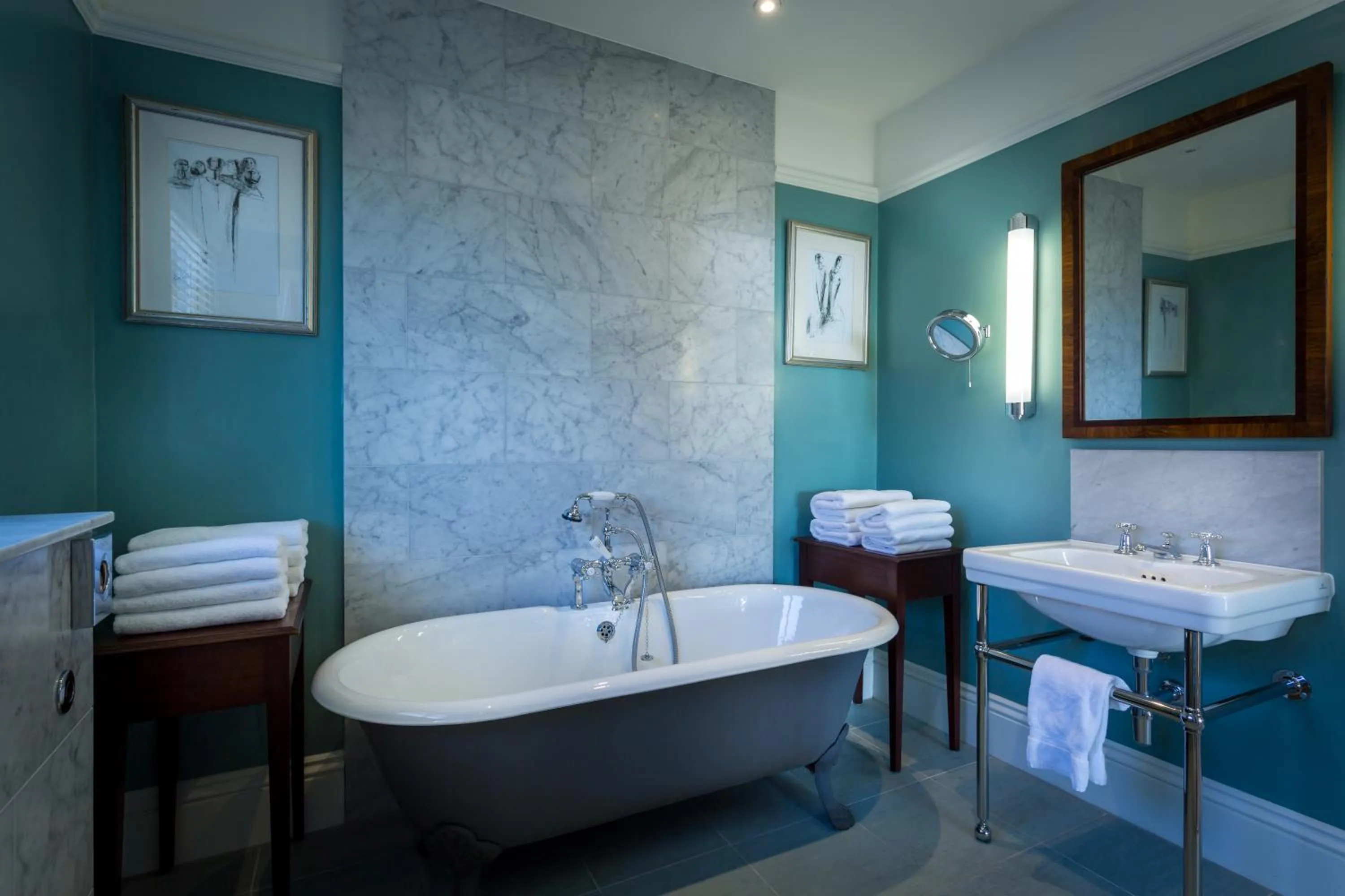 Bathroom in Roslin Beach Hotel