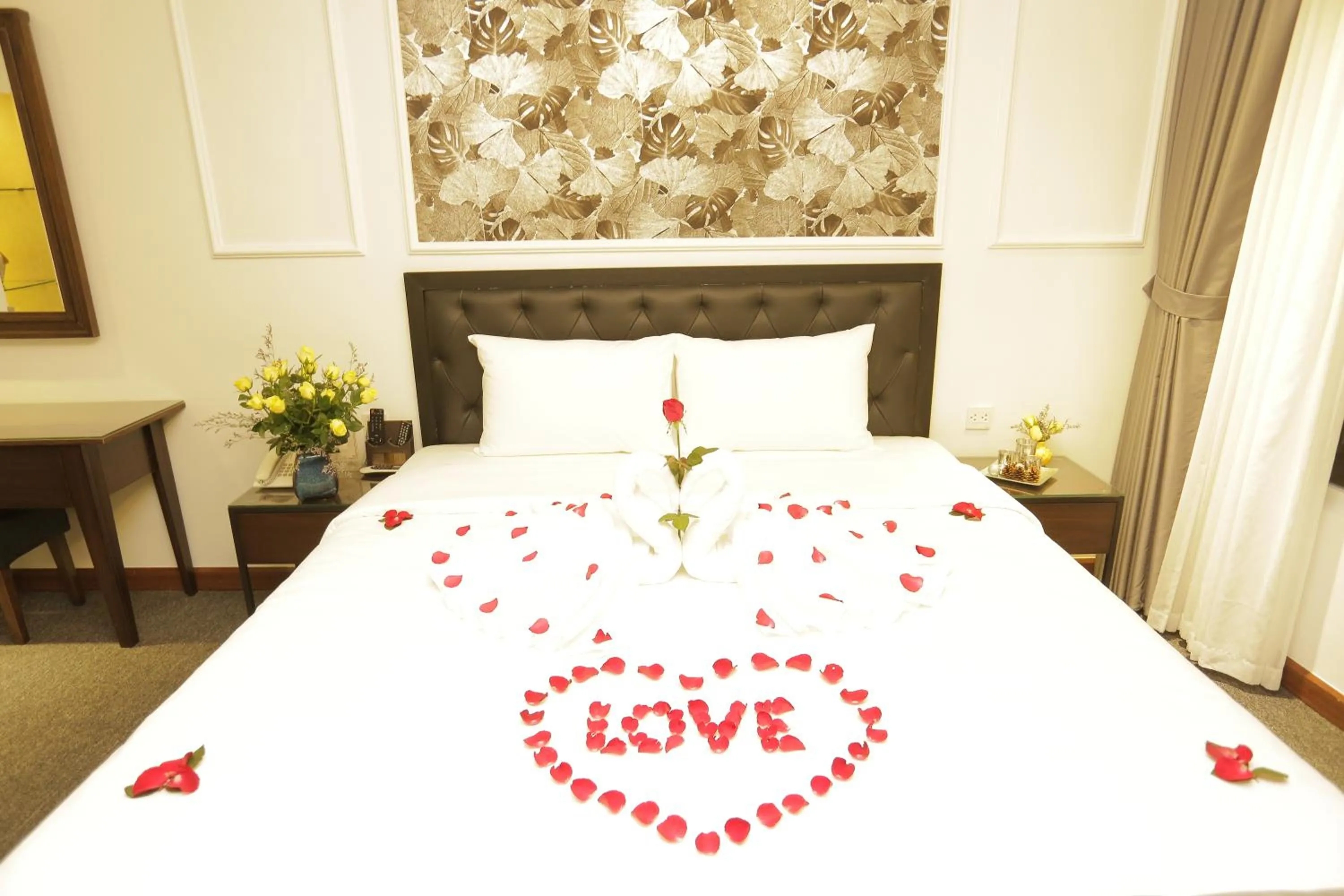 Communal lounge/ TV room, Bed in Adeline Hotel Hanoi