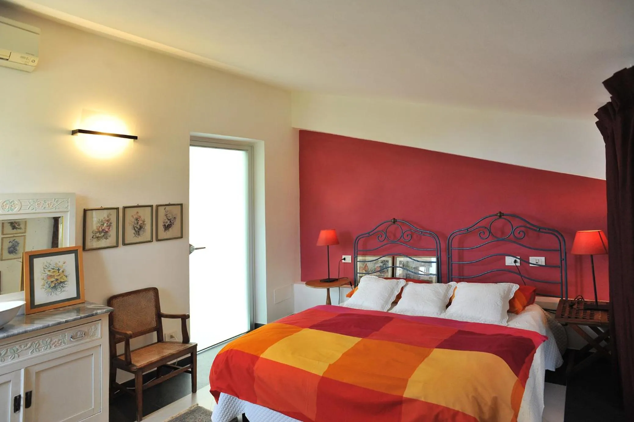 Photo of the whole room, Bed in IL golfo artisti e poeti villa thea