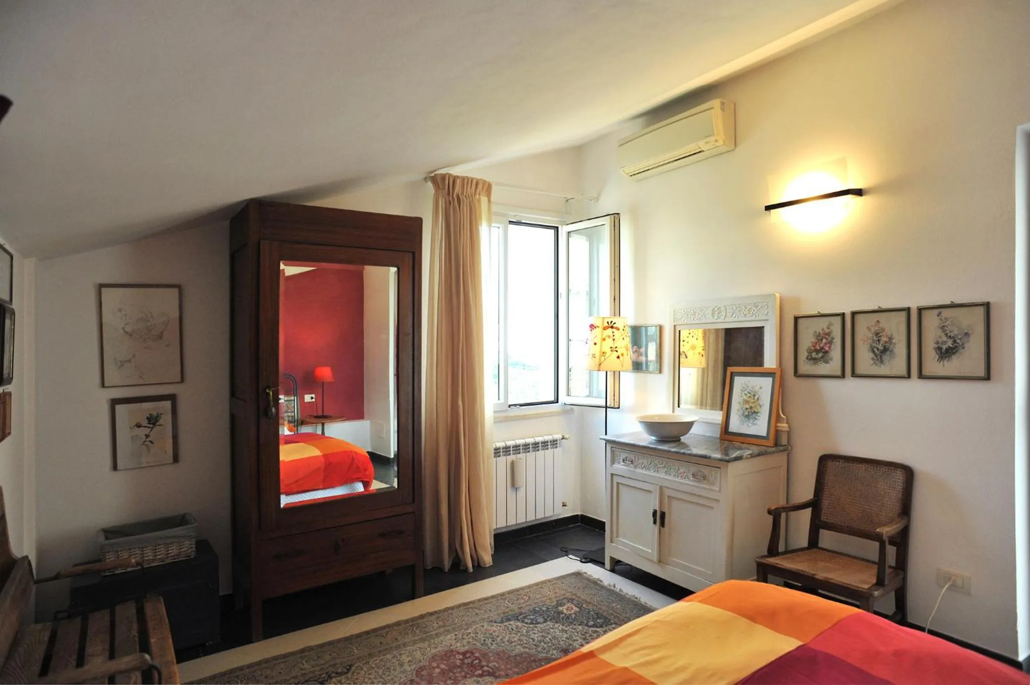 wardrobe, Bed in IL golfo artisti e poeti villa thea