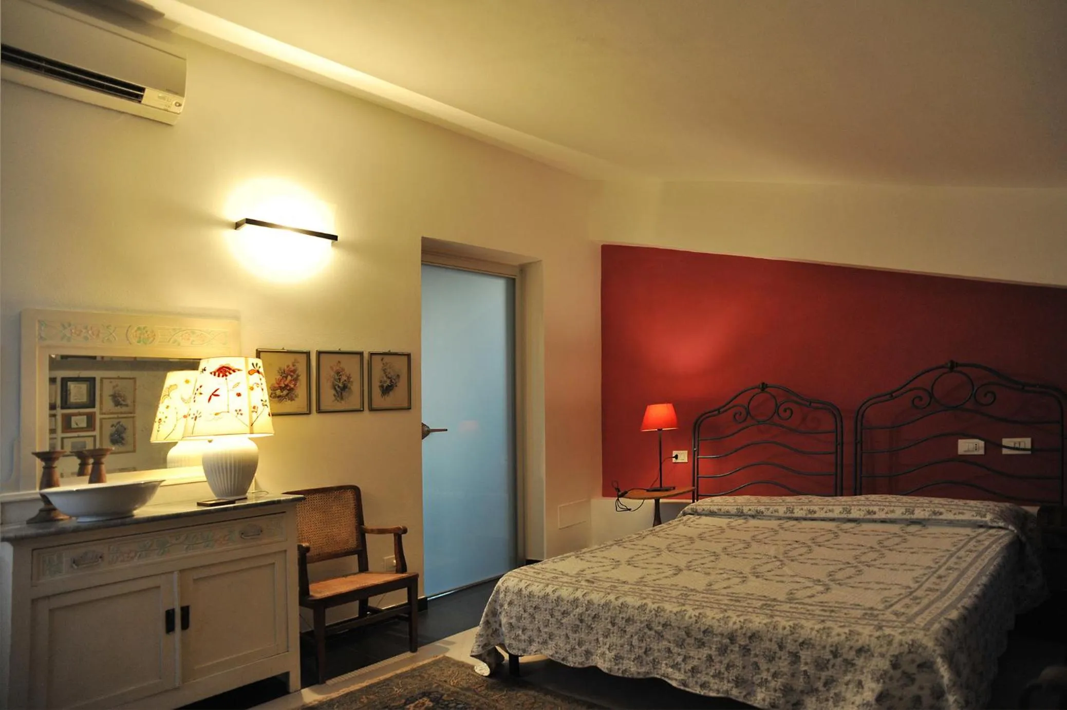 Photo of the whole room, Bed in IL golfo artisti e poeti villa thea