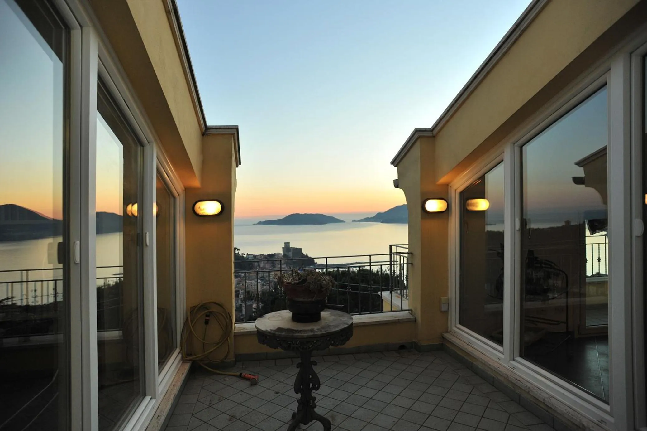 Sunset in IL golfo artisti e poeti villa thea