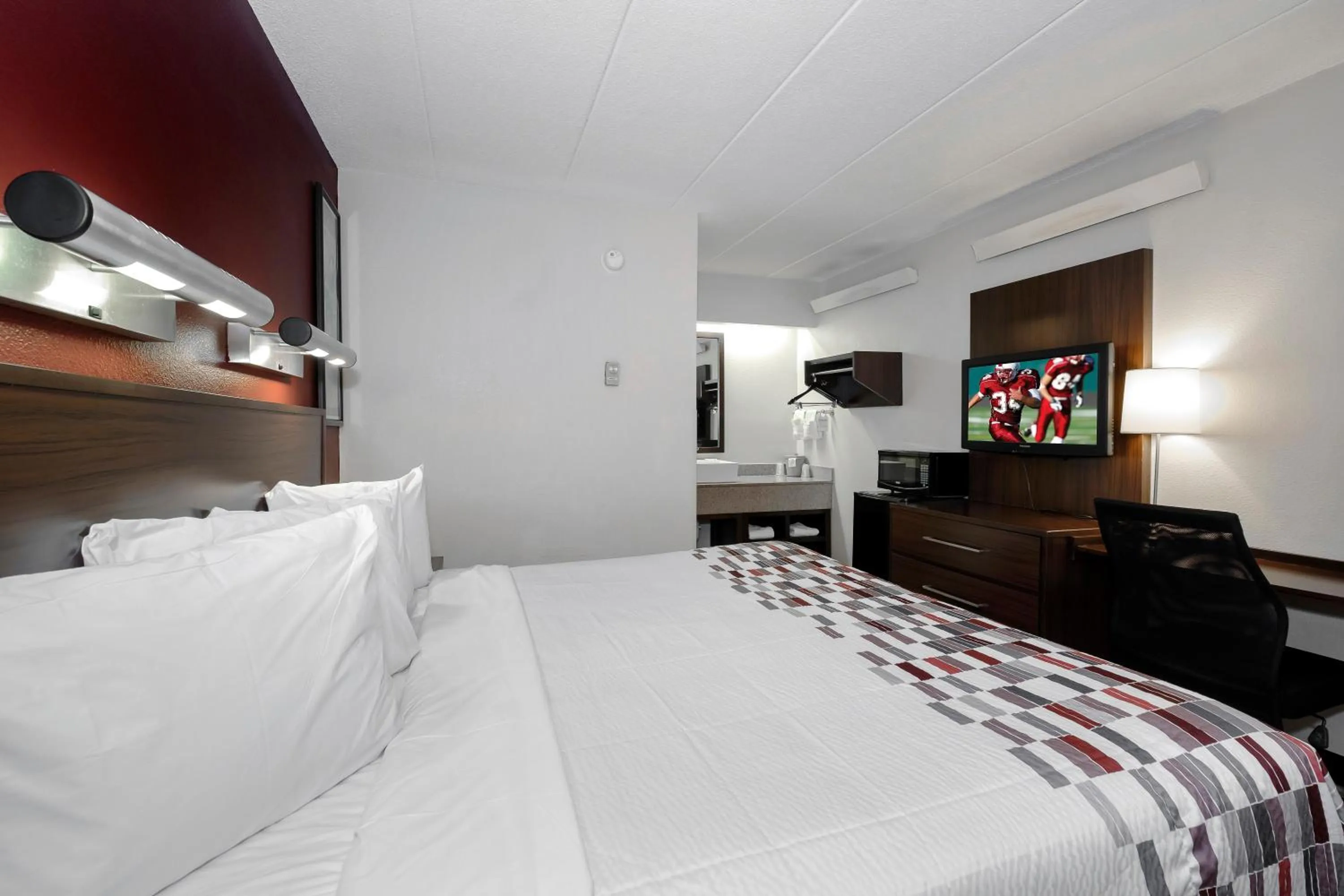 Photo of the whole room, Bed in Red Roof Inn Aberdeen