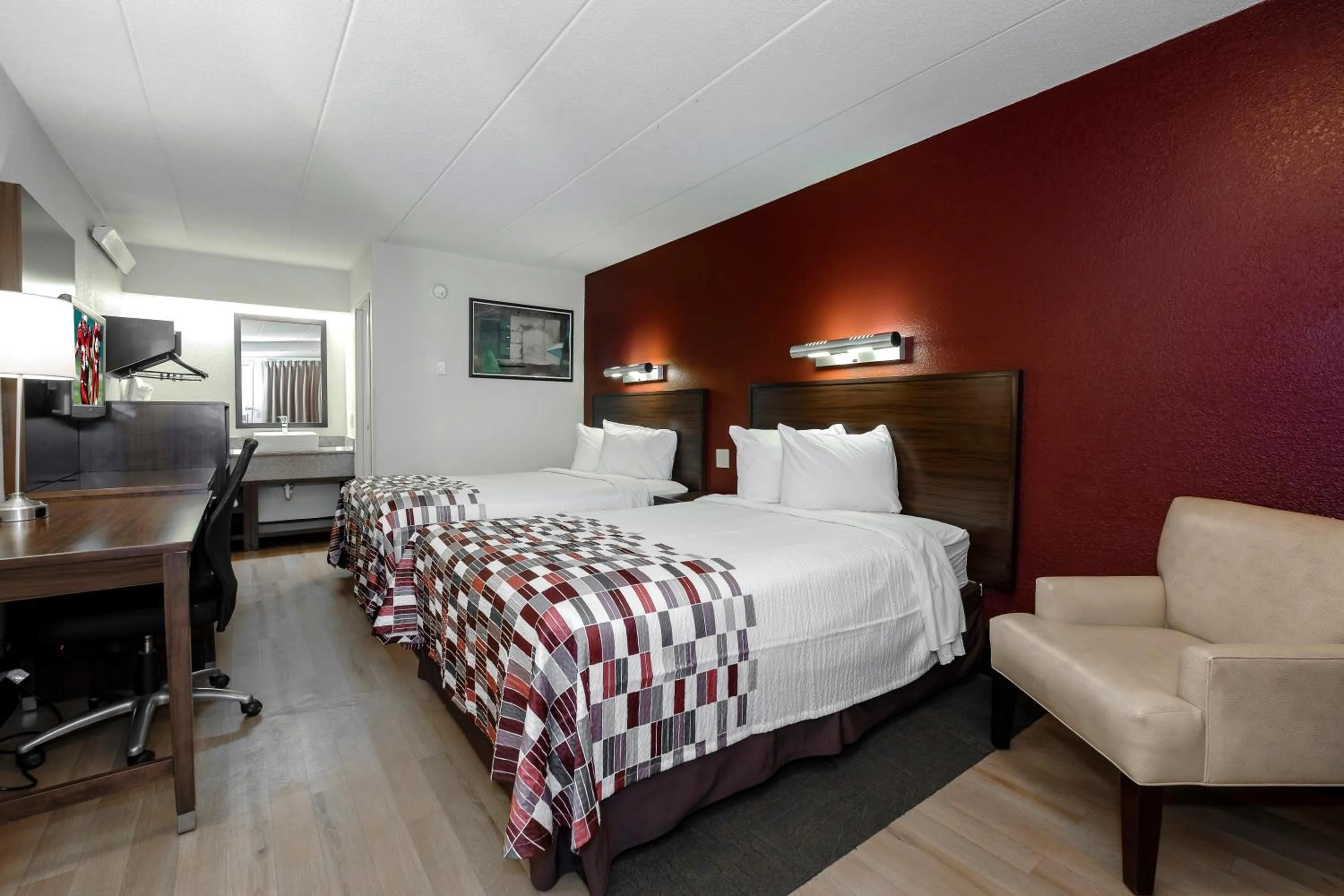 Photo of the whole room, Bed in Red Roof Inn Aberdeen